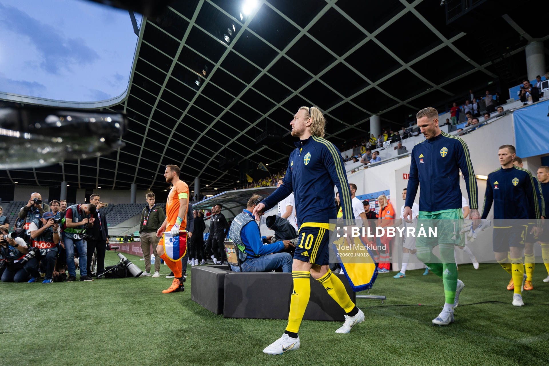 Emil Forsberg and goalkeeper Robin Olsen of Sweden