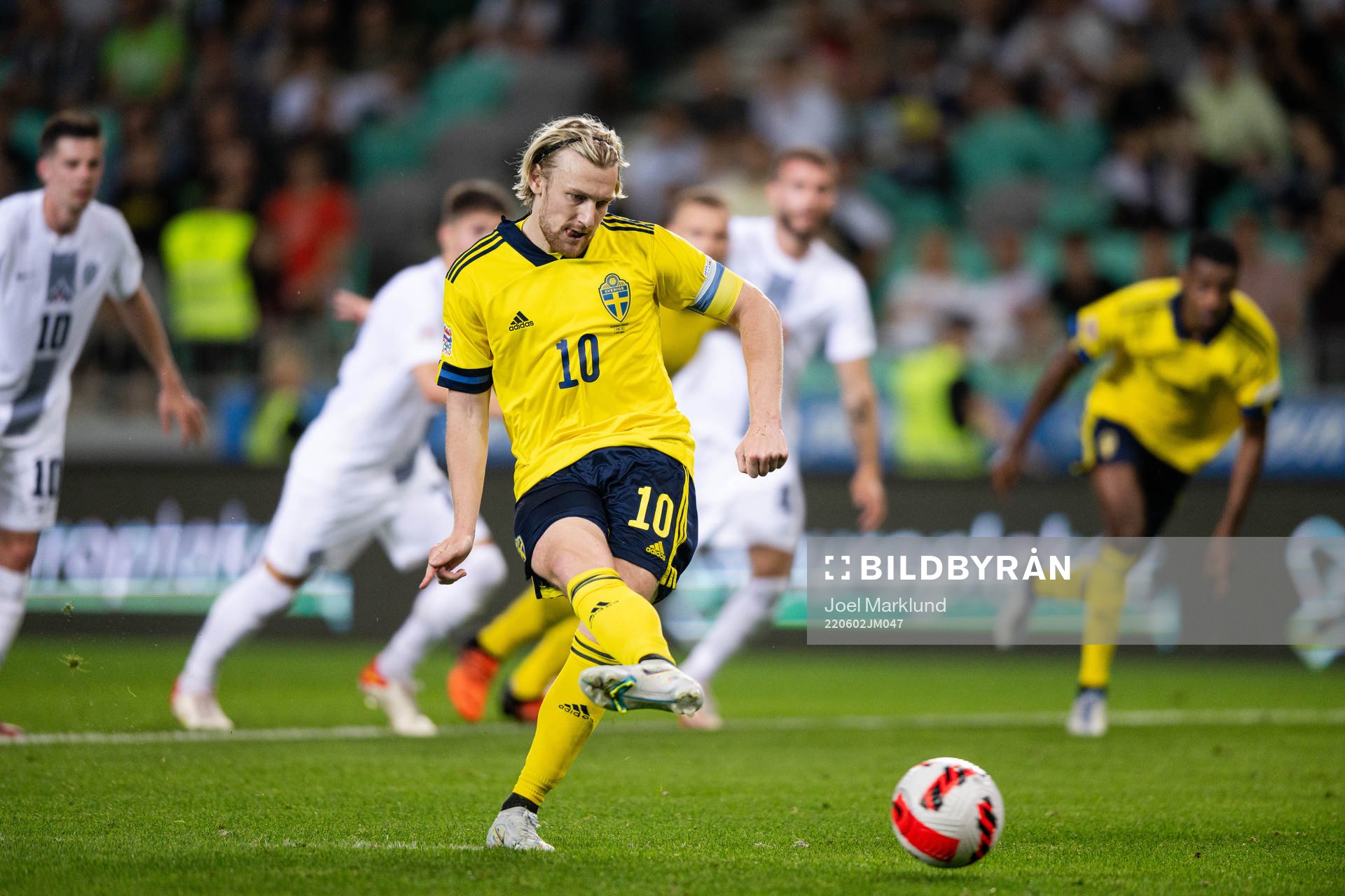 Emil Forsberg of Sweden scores the 0-1 goal