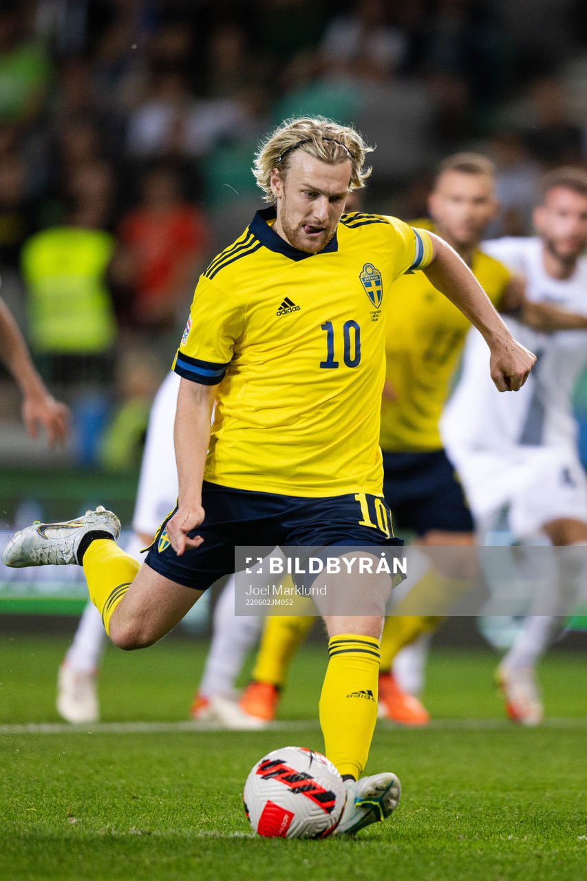 Emil Forsberg of Sweden scores the 0-1 goal