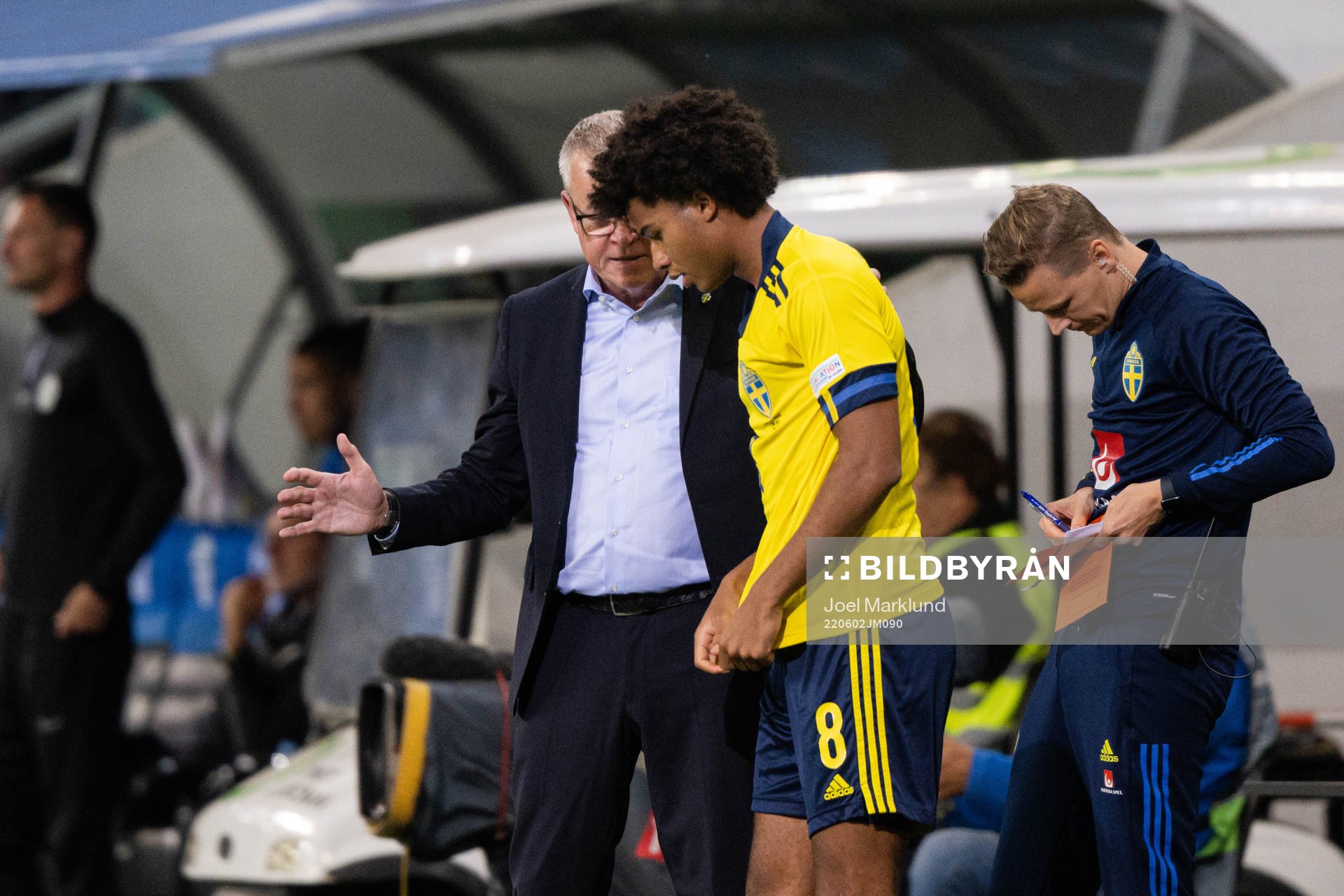 Head coach Janne Andersson and Jens Cajuste of Sweden