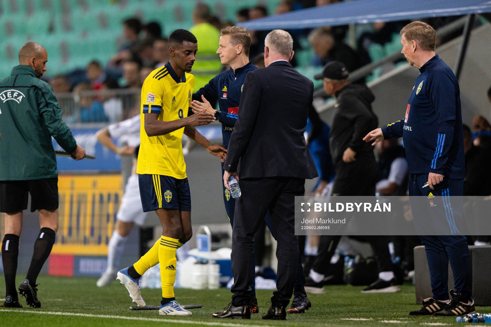 Alexander Isak and head coach Janne Andersson of Sweden