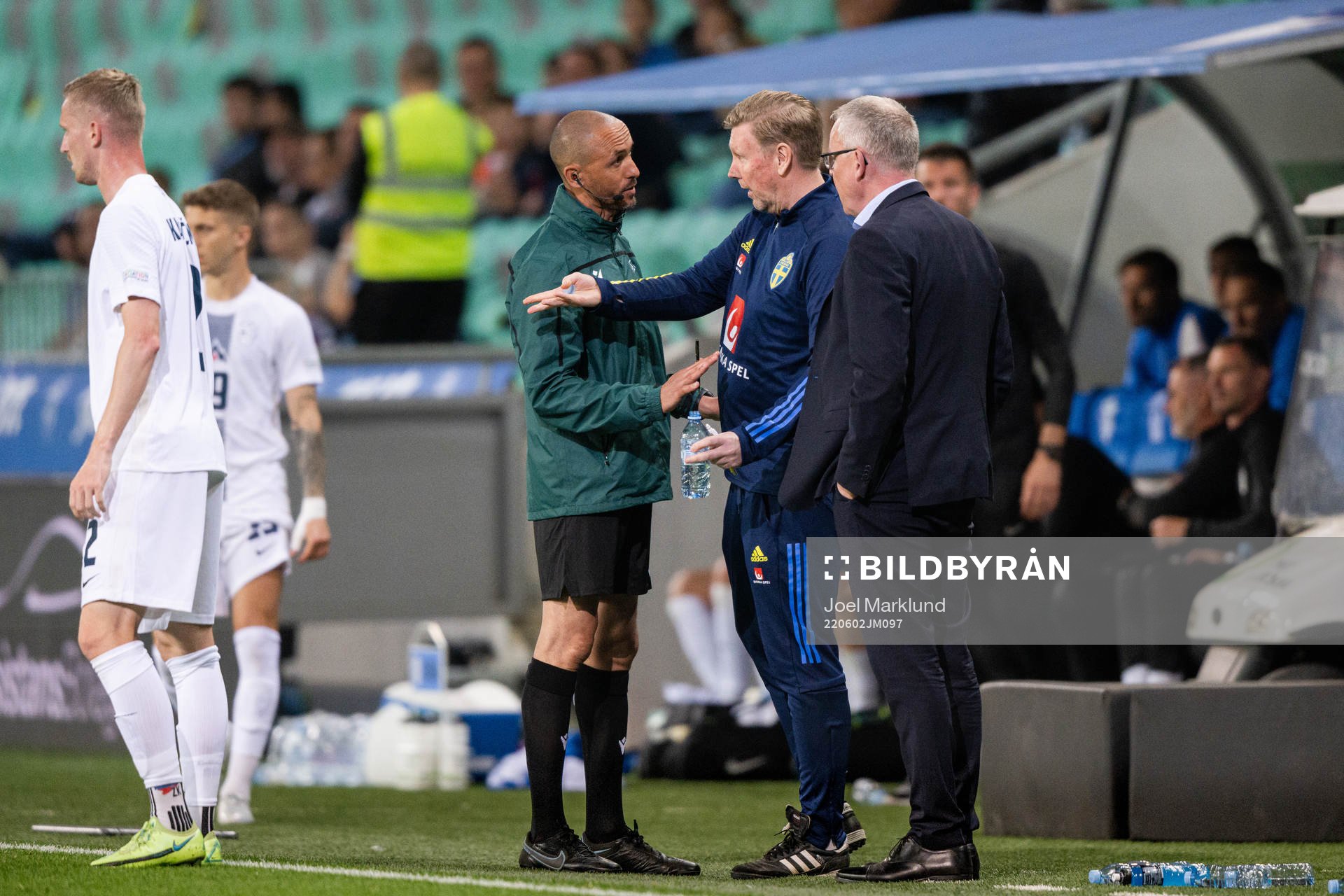 Fourth official Hakim Ben El Hadj with assistant coach