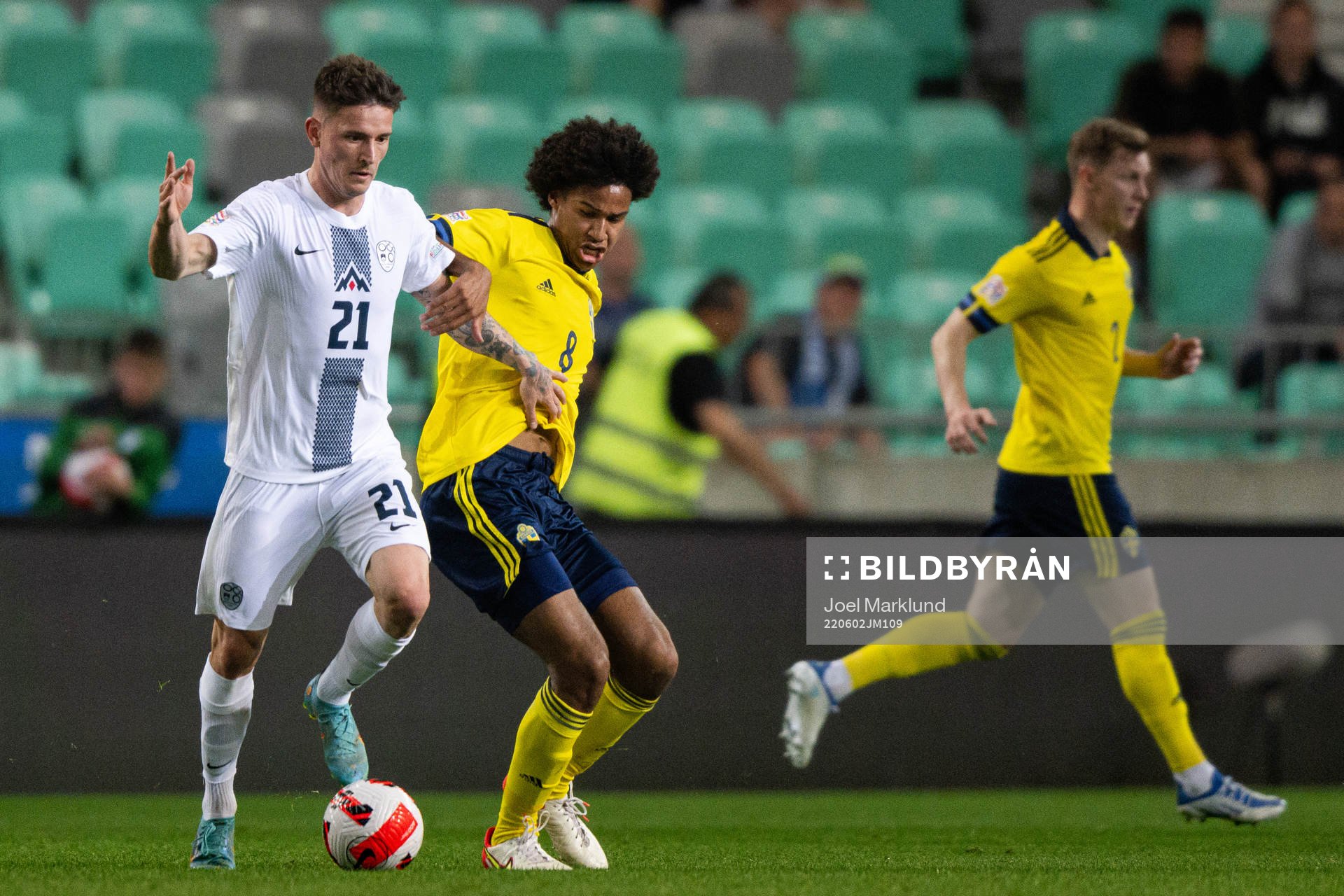 Benjamin Verbic of Slovenia and Jens Cajuste of Sweden