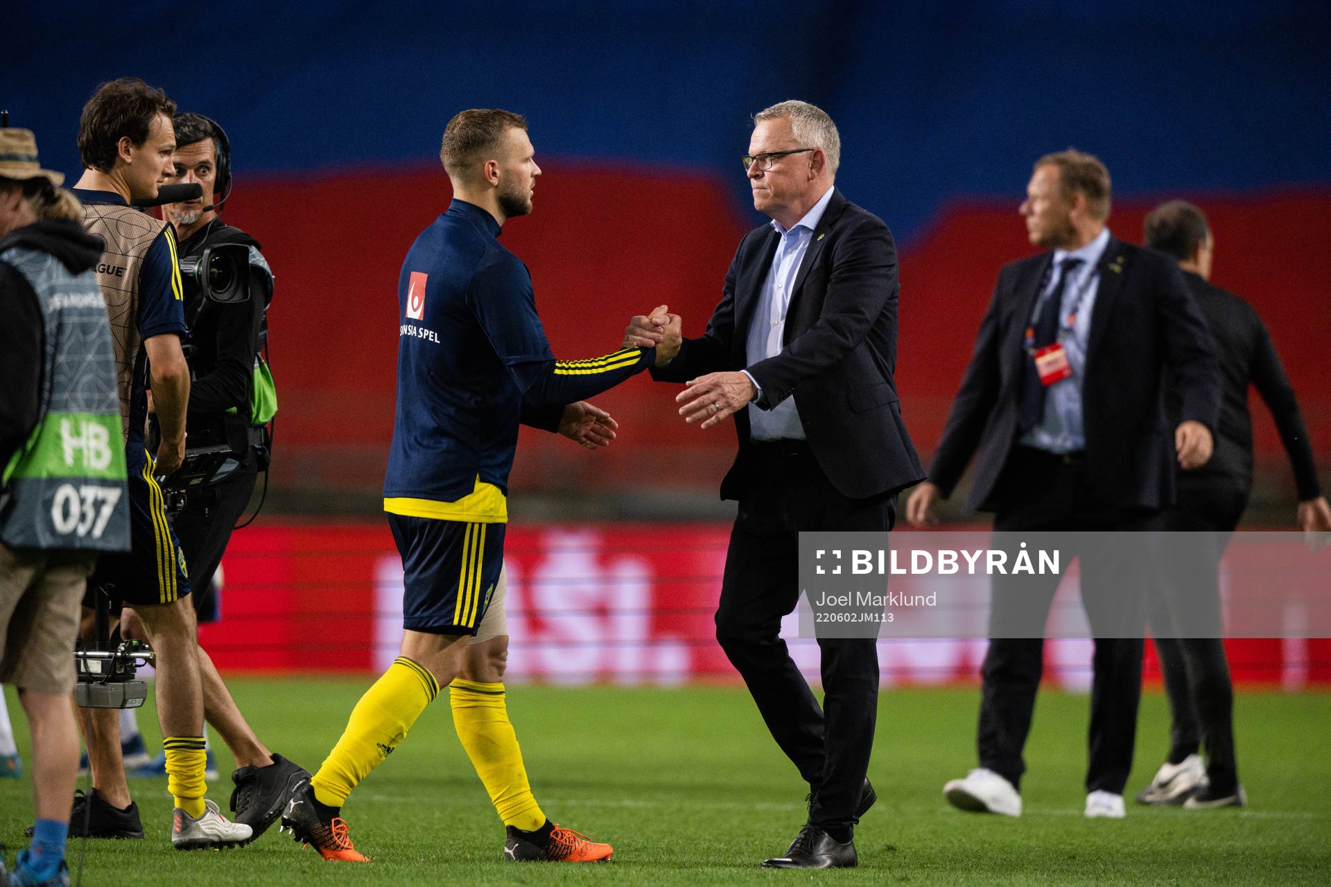 Jesper Karlström and head coach Janne Andersson of Sweden