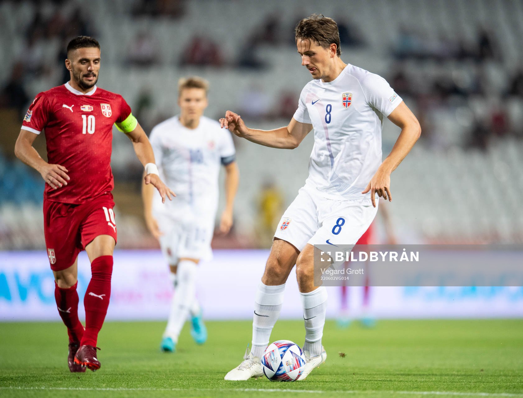 Dusan Tadić of Serbia and Sander Berge of Norway