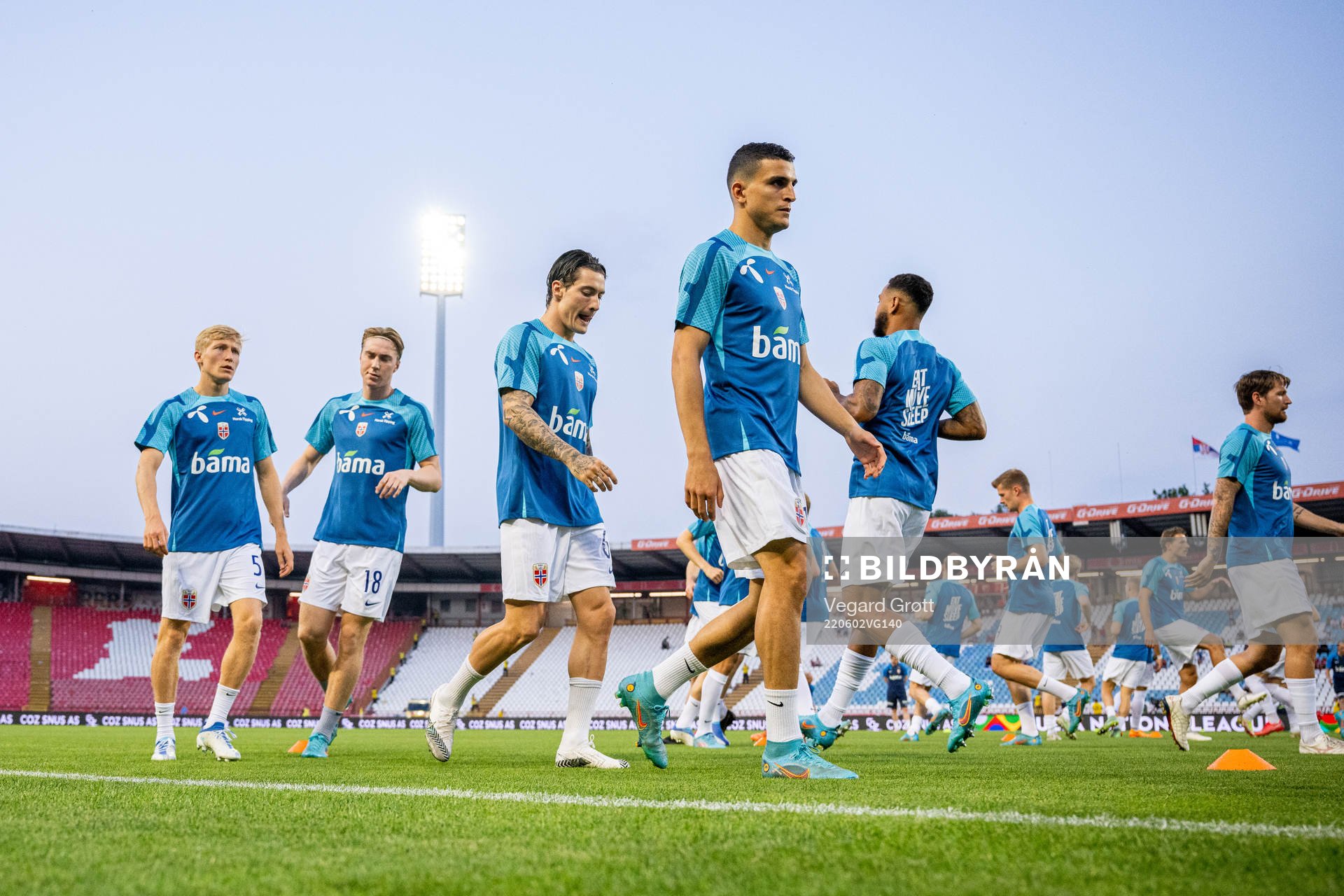 Mohamed Elyounoussi and players of Norway warm up