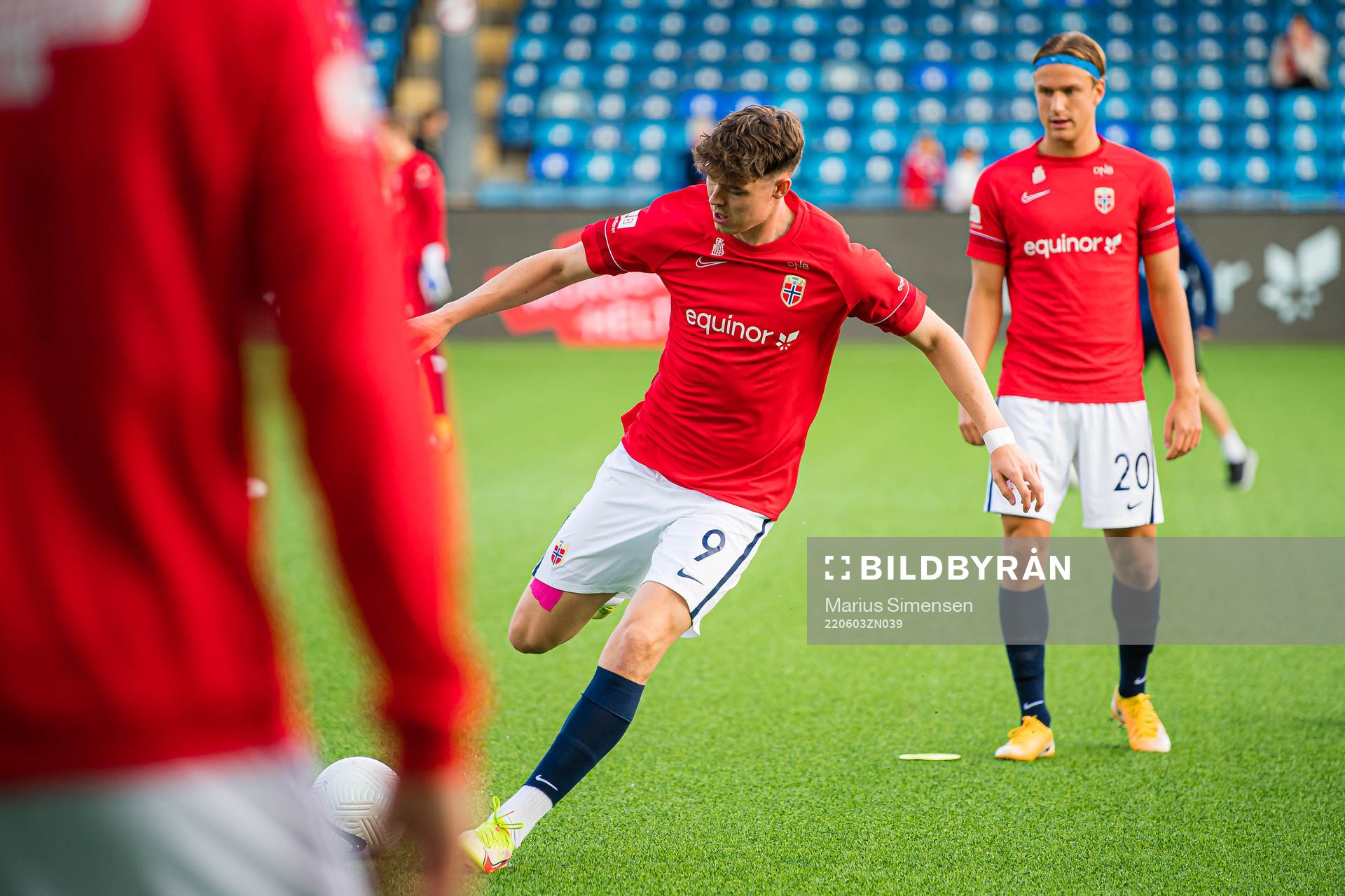 Jørgen Strand Larsen of Norway warms up