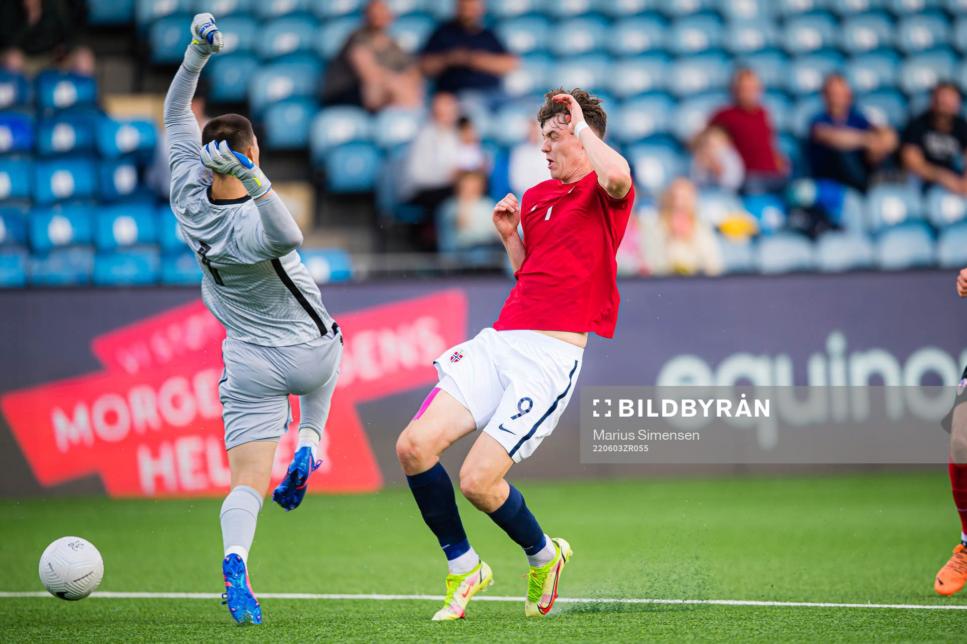 Dominik Kotarski of Croatia and Jørgen Strand Larsen of