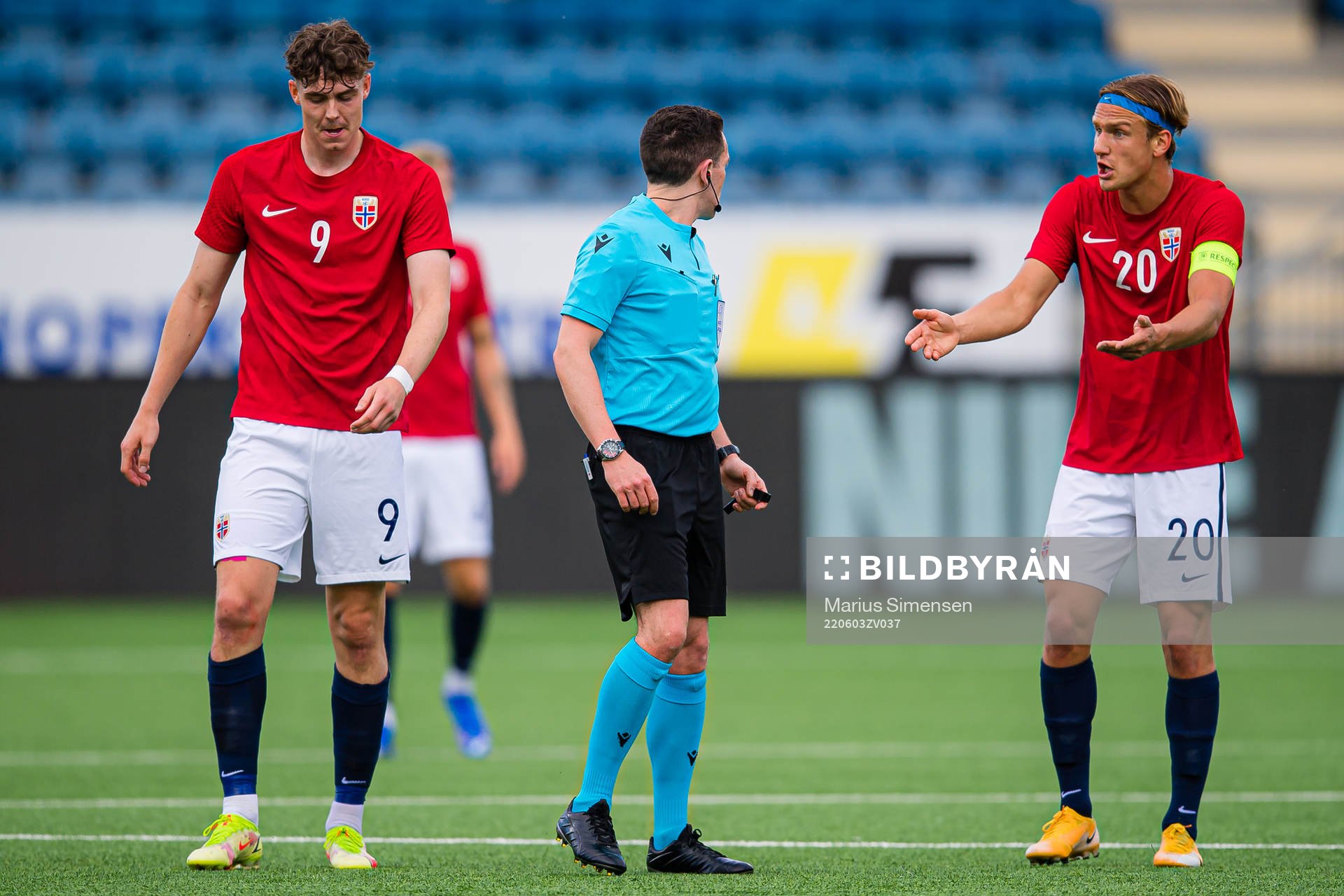 Jørgen Strand Larsen of Norway, David Munro, referee, and