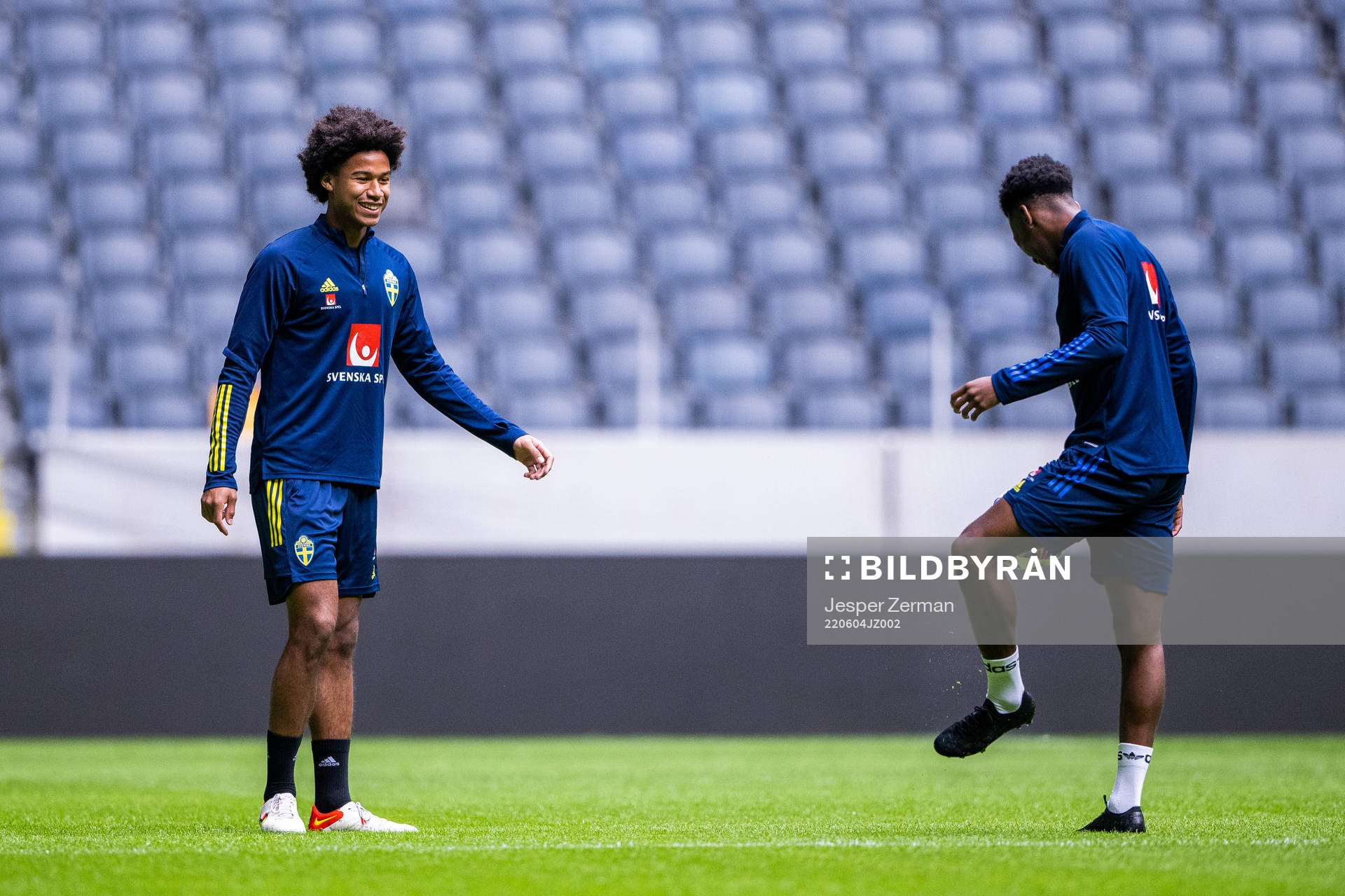 Jens Cajuste and Anthony Elanga of the Swedish national