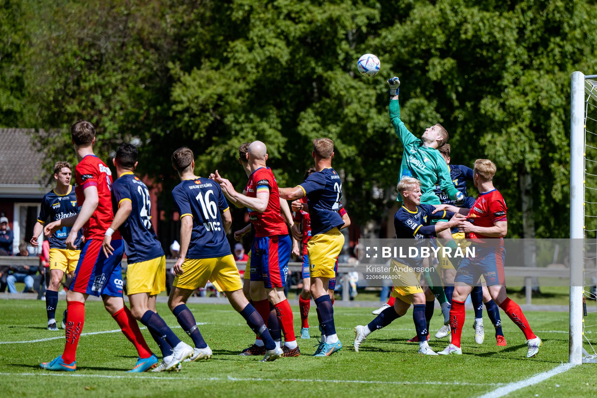 Torns målvakt Oskar Lindstedt boxar bort bollen