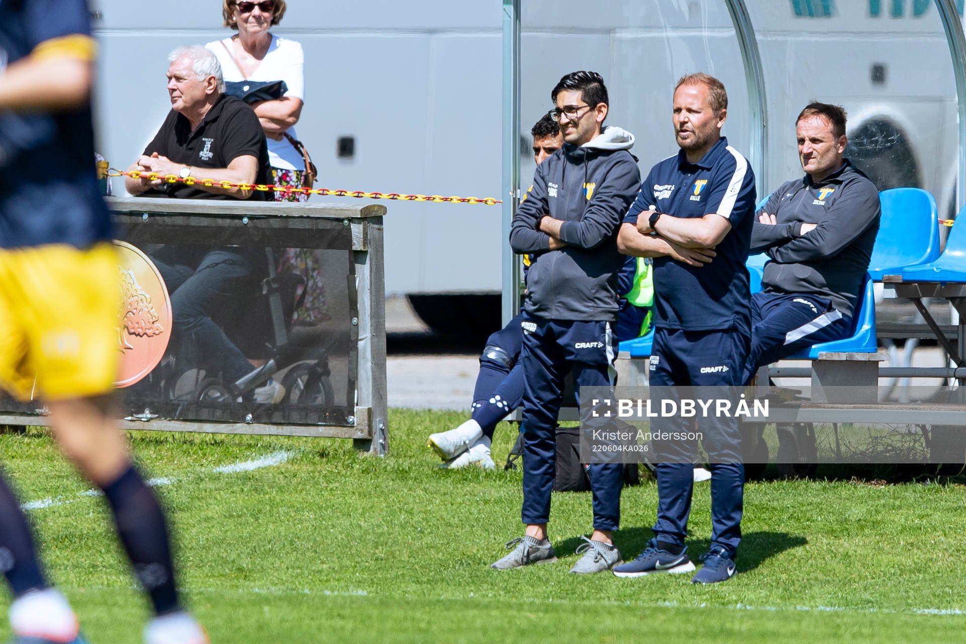 Torns tränare Nima Mahoutchian och Richard Ringhov under fotbollsmatchen i Ettan södra mellan Tvååker och Torn den 4 juni 2022 i Tvååker.