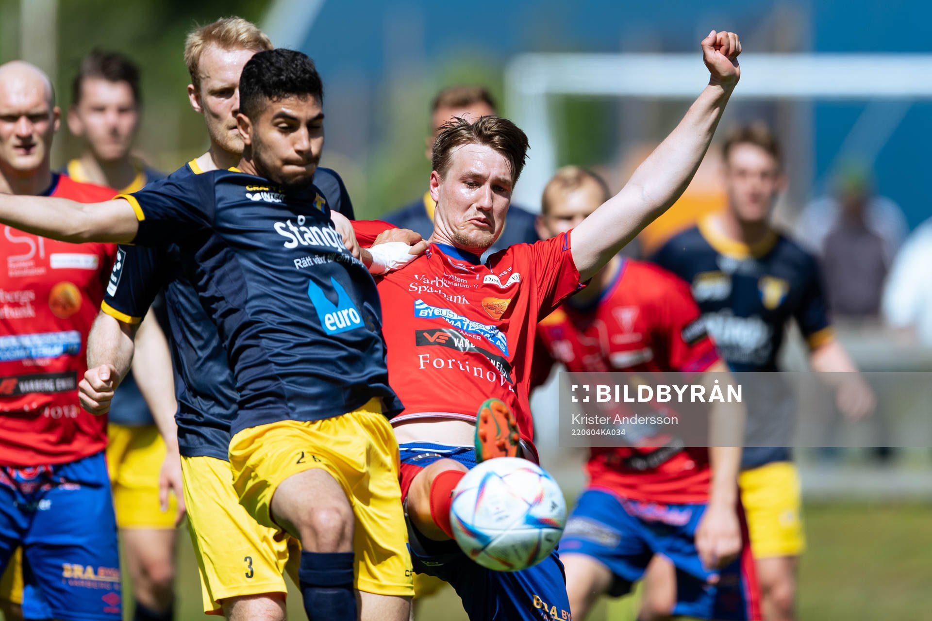 Torns Amir Ayari och Tvååkers Hugo Svensson under fotbollsmatchen i Ettan södra mellan Tvååker och Torn den 4 juni 2022 i Tvååker. 