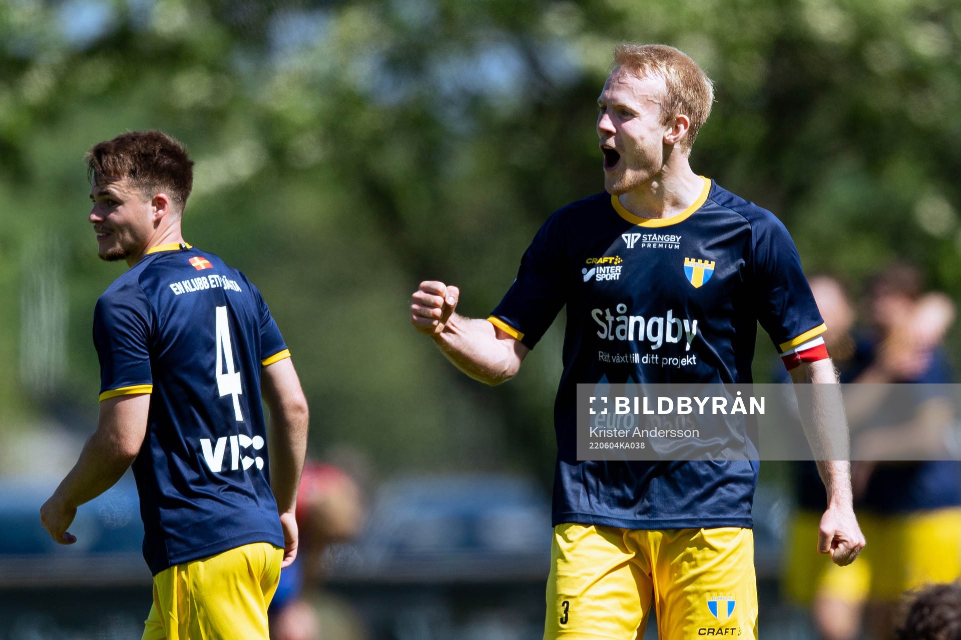 Torns Adam Olofsson jublar