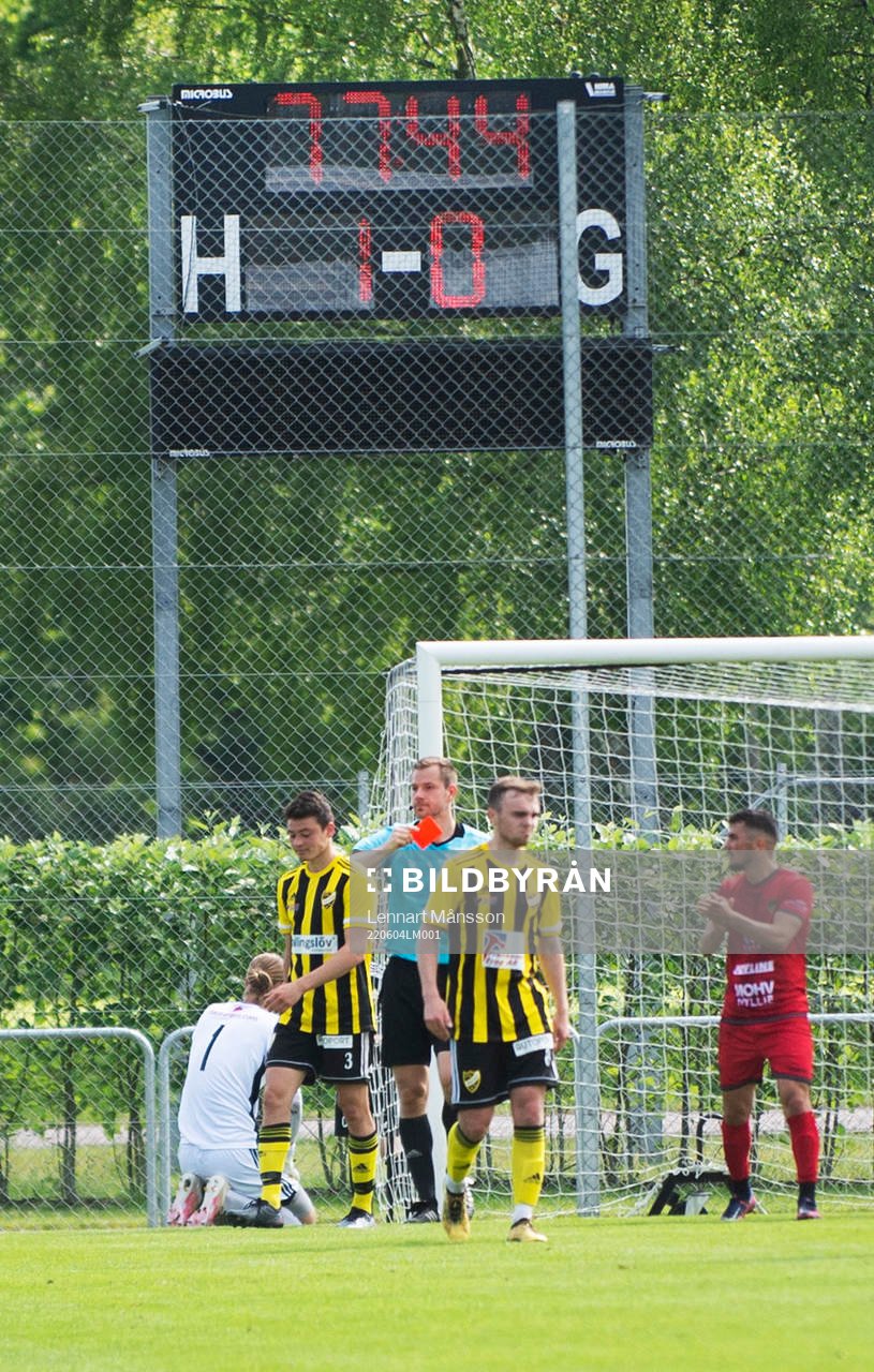 IFK Hässleholms Isak Orajärvi får rött kort i matchen i