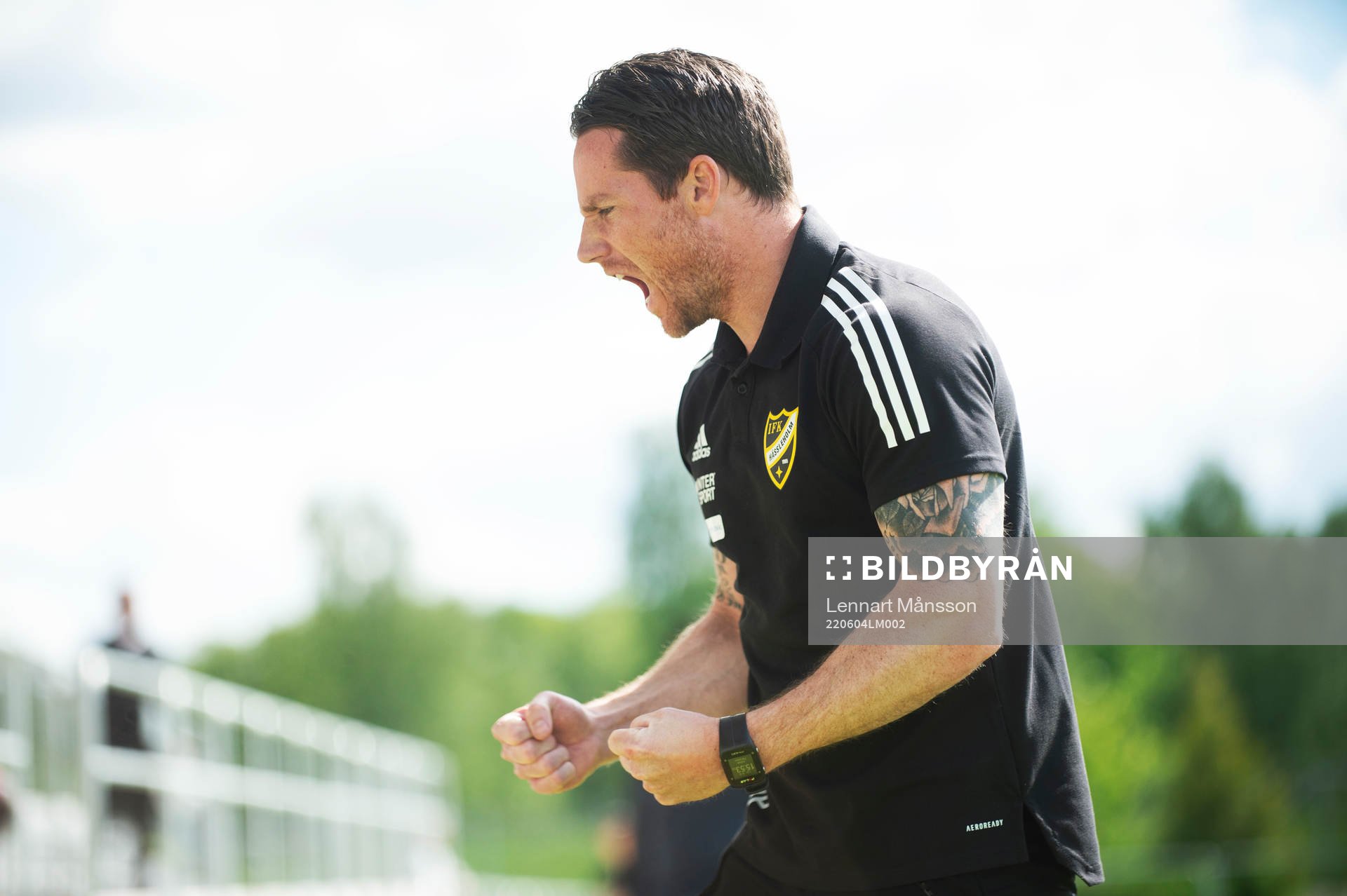 IFK Hässleholms tränare Johan Persson jublar vid slutsignalen i matchen i div. 2 Södra Götaland mellan IFK Hässleholm och Ariana FC i Hässleholm 4 juni 2022.
