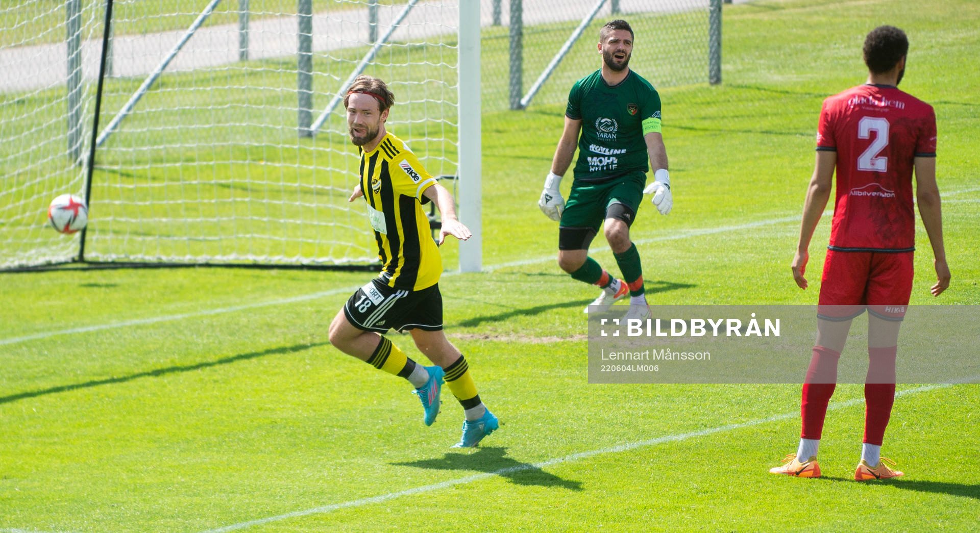  IFK Hässleholms Albin Ekström gör 1-0 i matchen i div. 2 Södra Götaland mellan IFK Hässleholm och Ariana FC i Hässleholm 4 juni 2022.