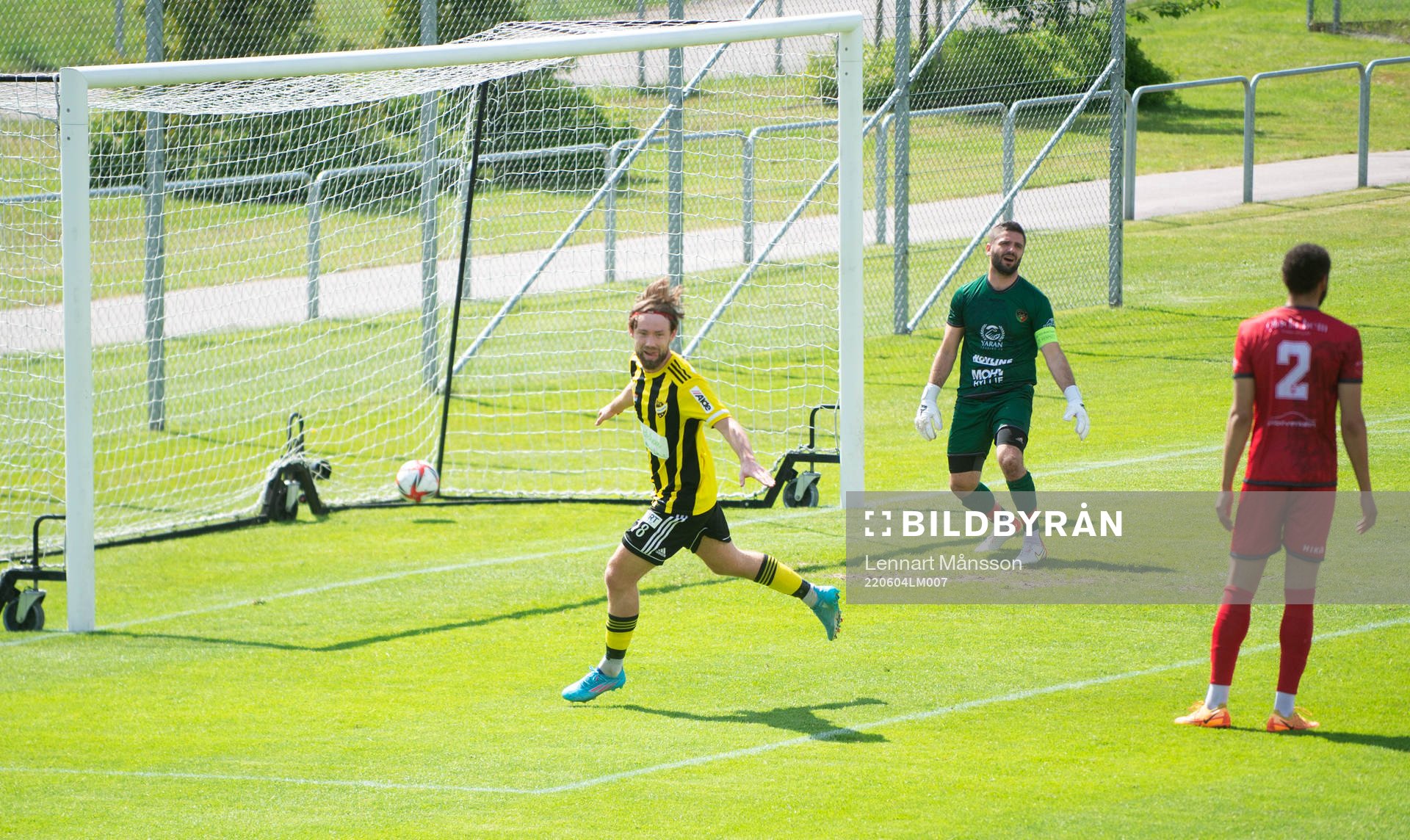 IFK Hässleholms Albin Ekström gör 1-0 i matchen i div. 2