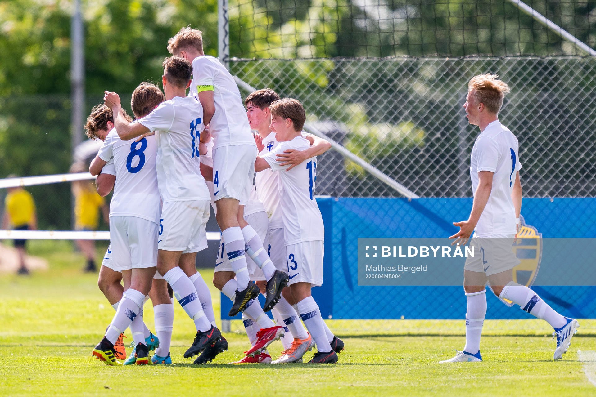 Finlands Badreddine Bushara jublar med lagkamrater