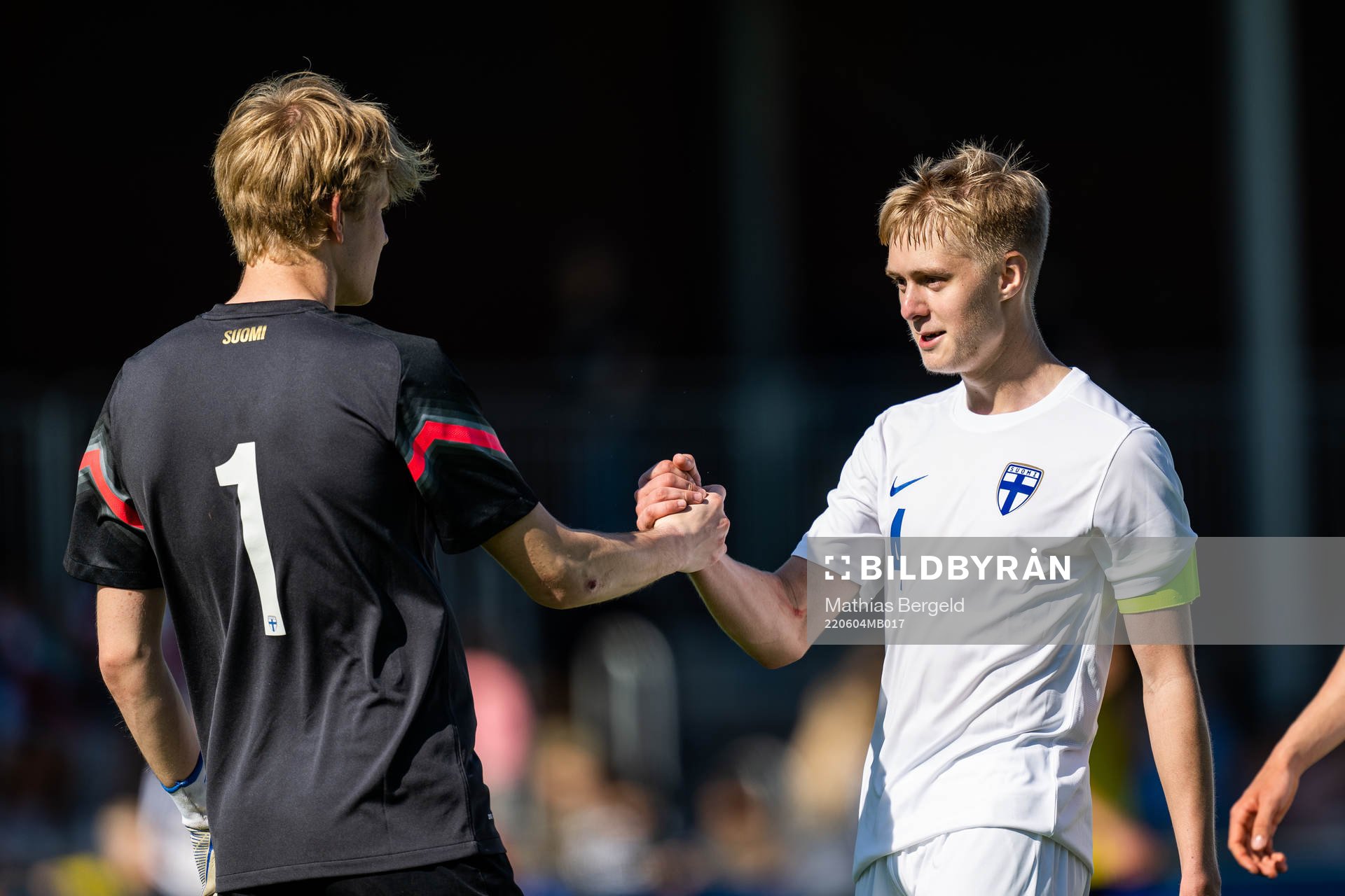 Finlands målvakt Luka Nokelainen och Rony Jansson jublar efter fotbollsmatchen i trenationersturneringen för P18 mellan Sverige och Finland den 4 juni 2022 i Skene.