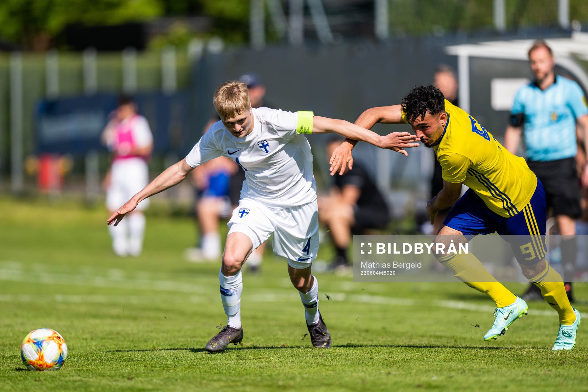 Finlands Rony Jansson och Sveriges Alexandros Garcia under fotbollsmatchen i trenationersturneringen för P18 mellan Sverige och Finland den 4 juni 2022 i Skene.
