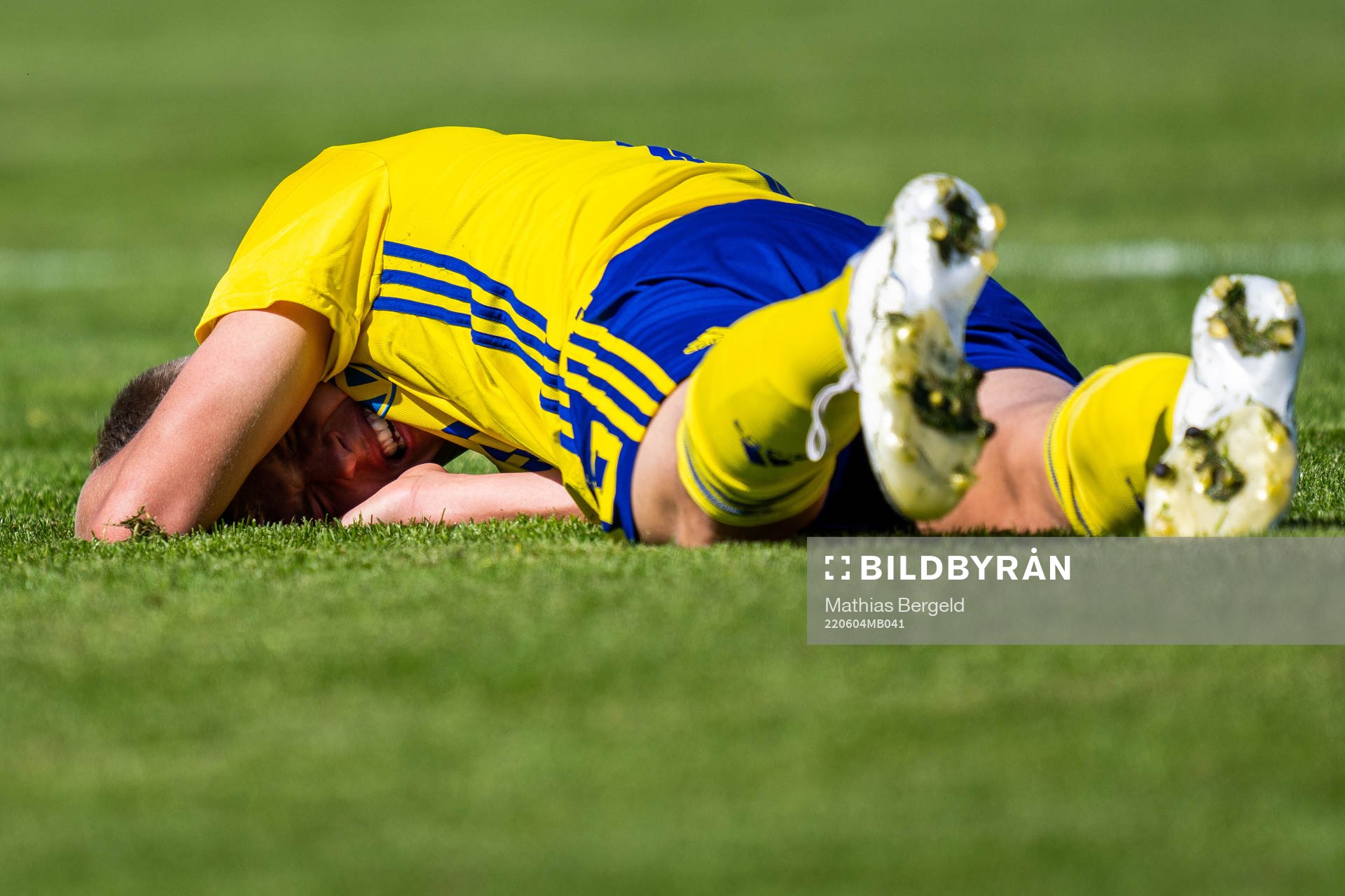 Sveriges Lukas Björklund haer ont under fotbollsmatchen i trenationersturneringen för P18 mellan Sverige och Finland den 4 juni 2022 i Skene.
