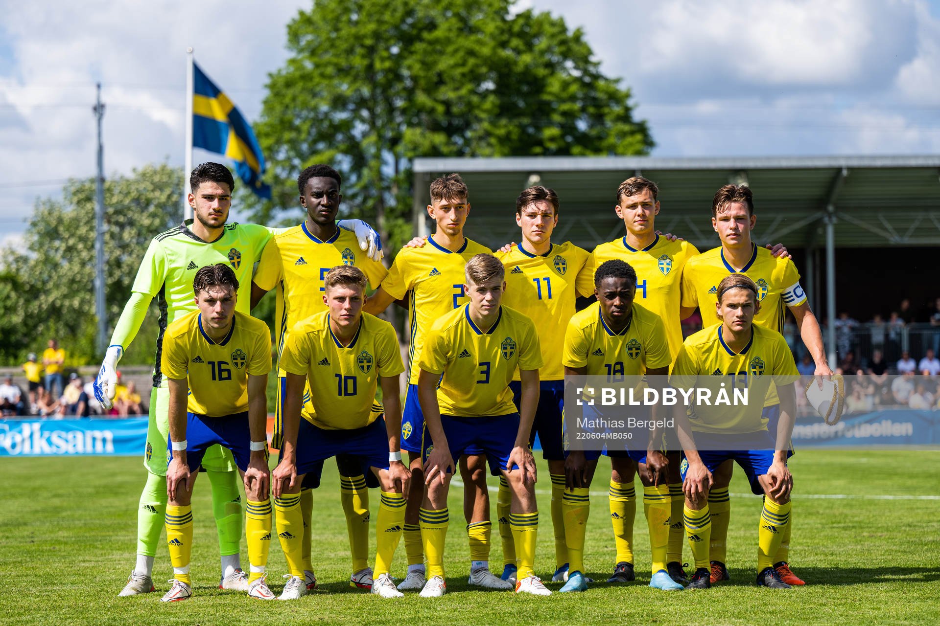 Sveriges startelva poserar för en bild inför fotbollsmatchen i trenationersturneringen för P18 mellan Sverige och Finland den 4 juni 2022 i Skene. Övre raden från vänster: målvakt Daniel Henareh, Peter Amoran, Jonas Rohui, Alexander Larsson, Casper Eklund och Wilgot Marshage. Nedre raden från vänster: Colin Farnerud, Lukas Björklund, Felix Eriksson, Richie Omorowa och Markus Karlsson.