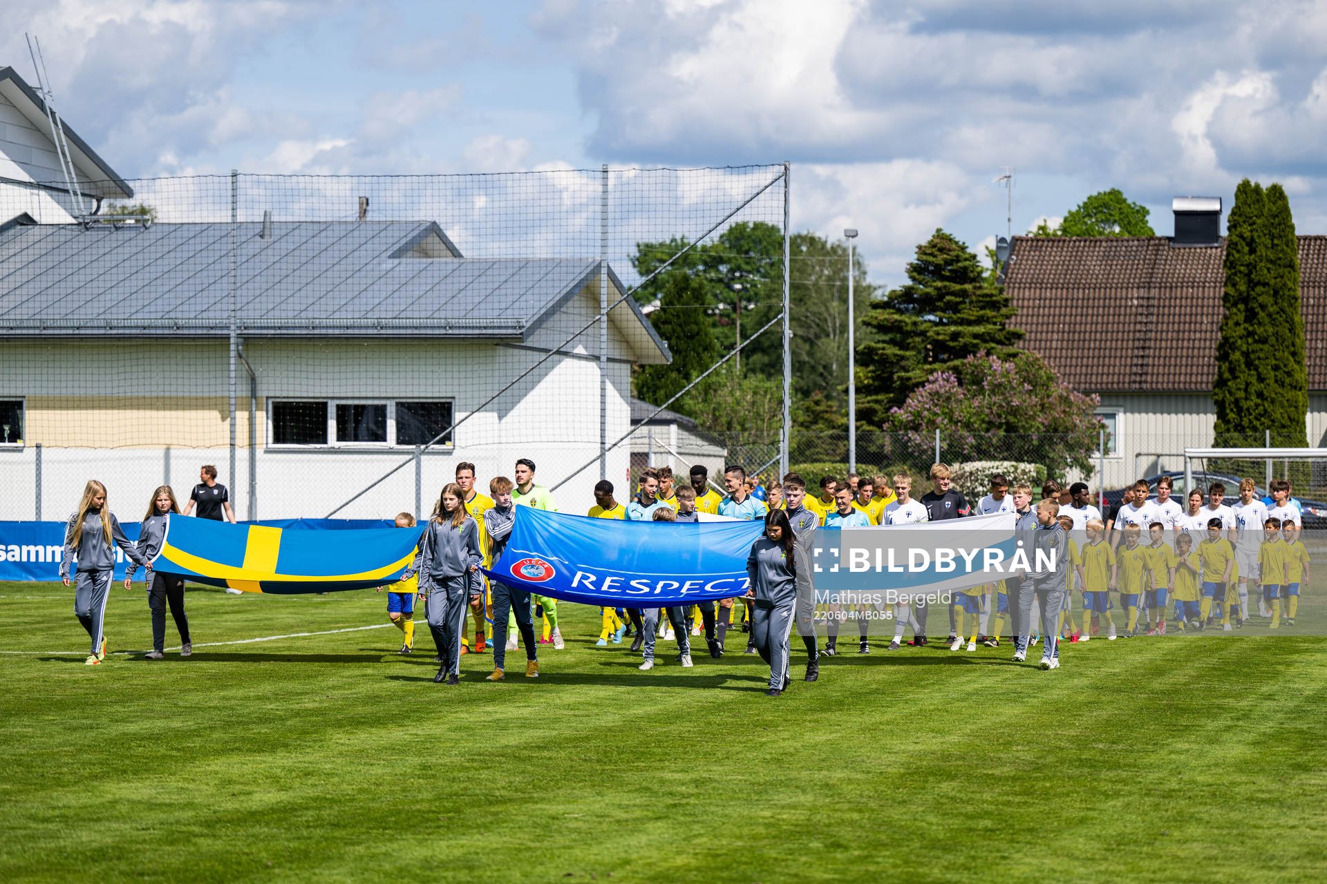 Sveriges och Finlands spelare gör entré