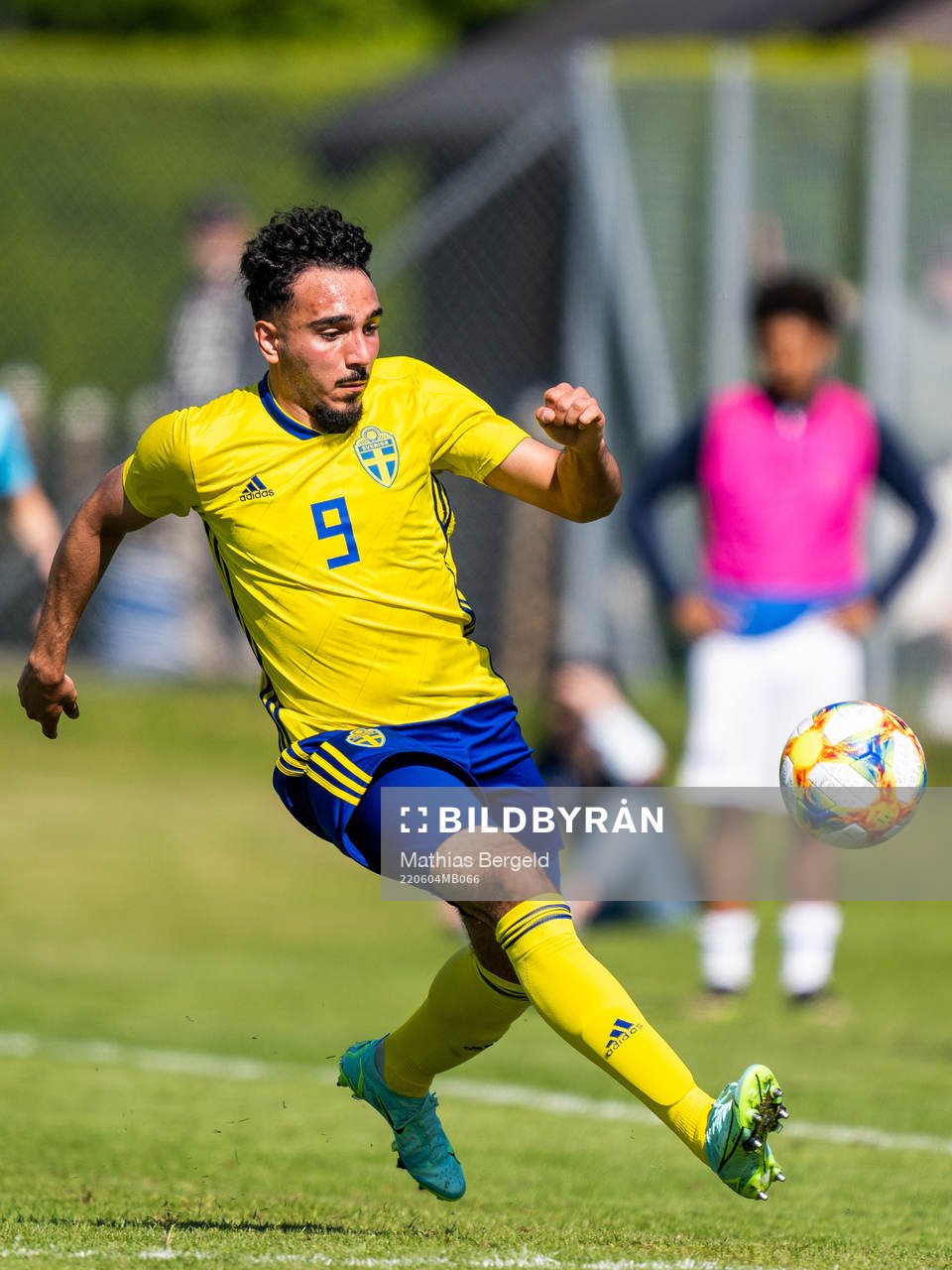 Sveriges Alexandros Garcia under fotbollsmatchen i trenationersturneringen för P18 mellan Sverige och Finland den 4 juni 2022 i Skene.