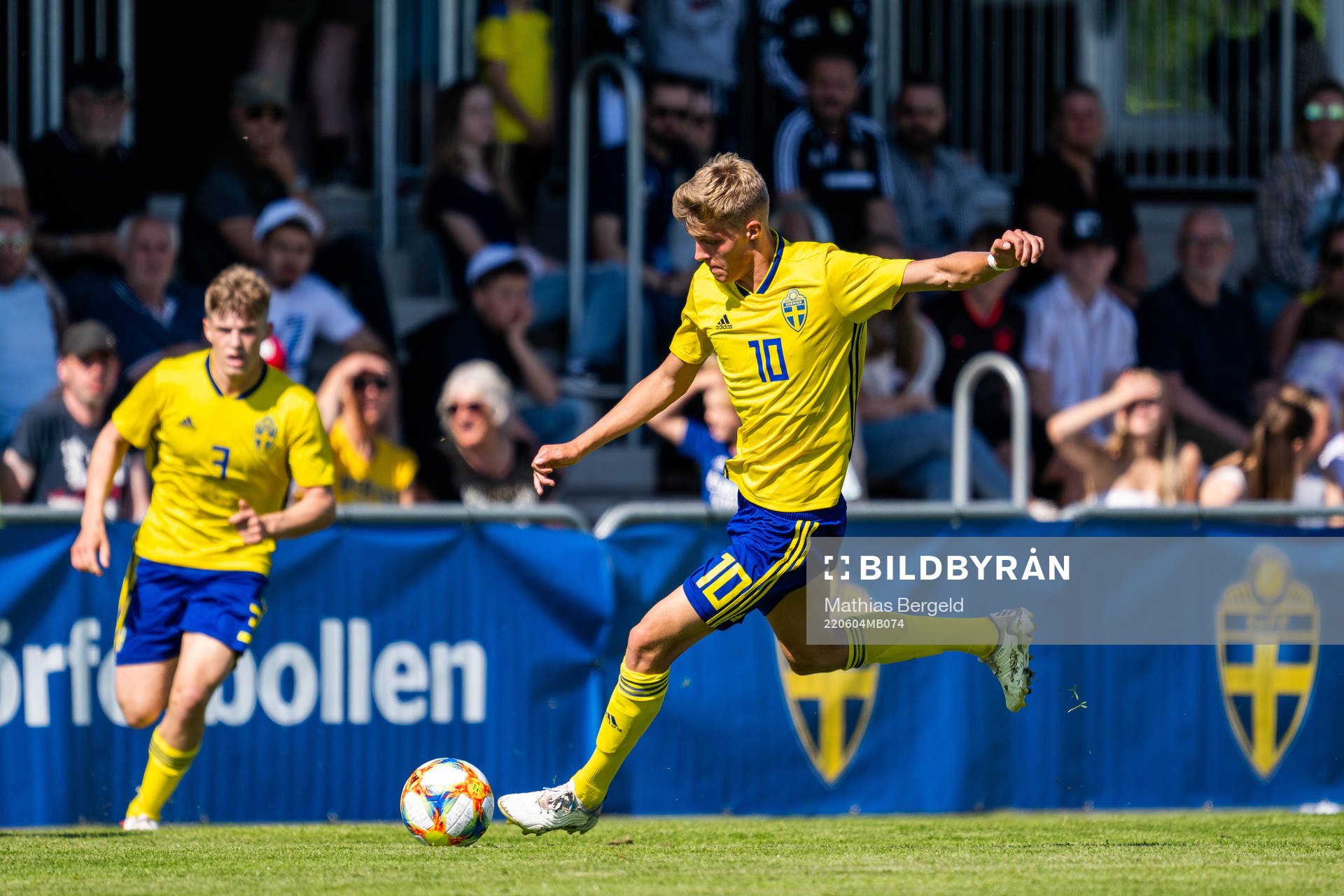 Sveriges Lukas Björklund under fotbollsmatchen i trenationersturneringen för P18 mellan Sverige och Finland den 4 juni 2022 i Skene. 