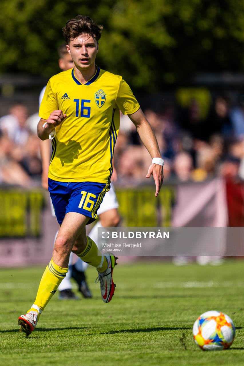 Sveriges Colin Farnerud under fotbollsmatchen i trenationersturneringen för P18 mellan Sverige och Finland den 4 juni 2022 i Skene. 