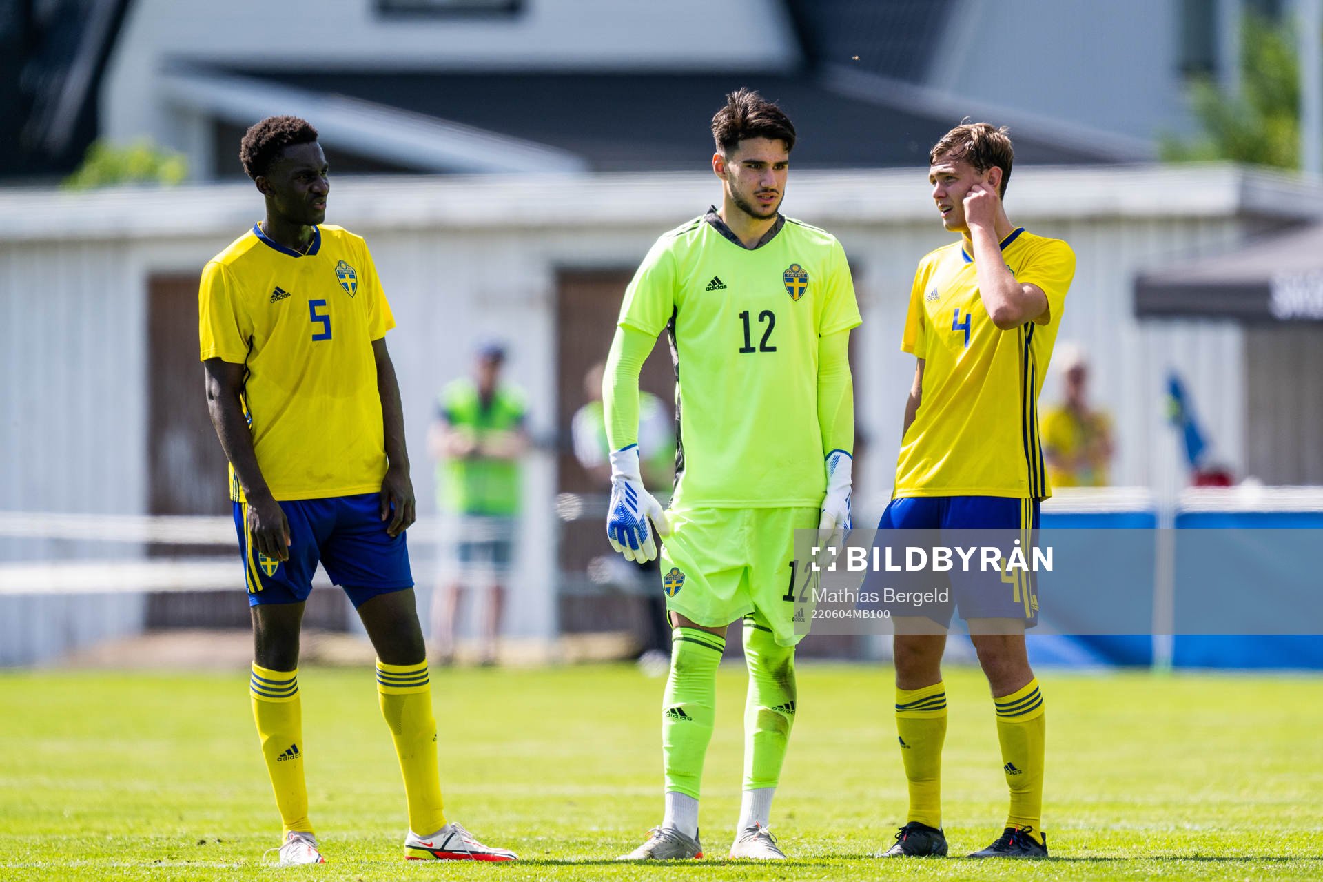 Sveriges Peter Amoran, målvakt Daniel Henareh och Casper