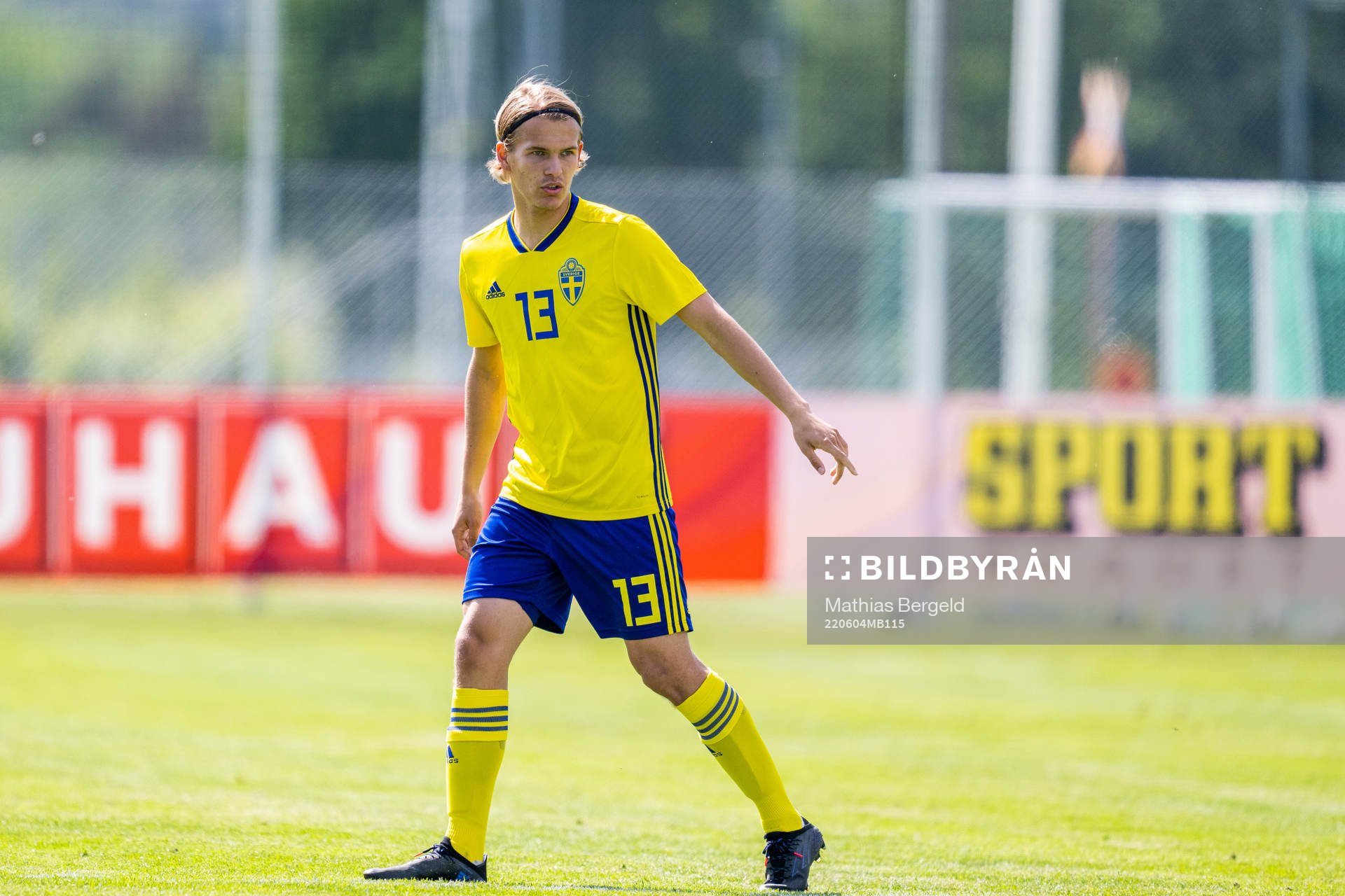 Sveriges Markus Karlsson under fotbollsmatchen i trenationersturneringen för P18 mellan Sverige och Finland den 4 juni 2022 i Skene. 