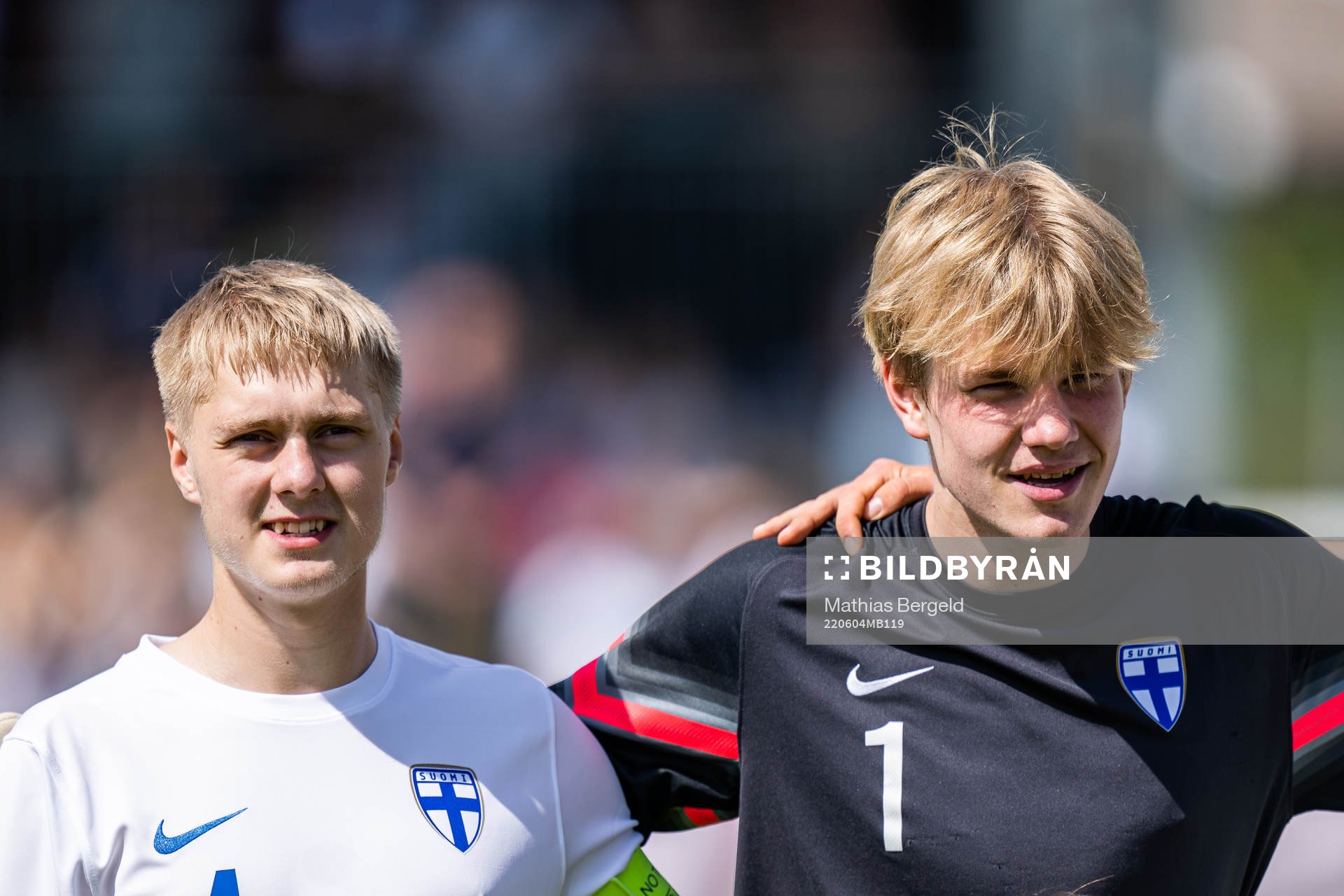 Finlands Rony Jansson och målvakt Luka Nokelainen under nationalsången inför fotbollsmatchen i trenationersturneringen för P18 mellan Sverige och Finland den 4 juni 2022 i Skene.