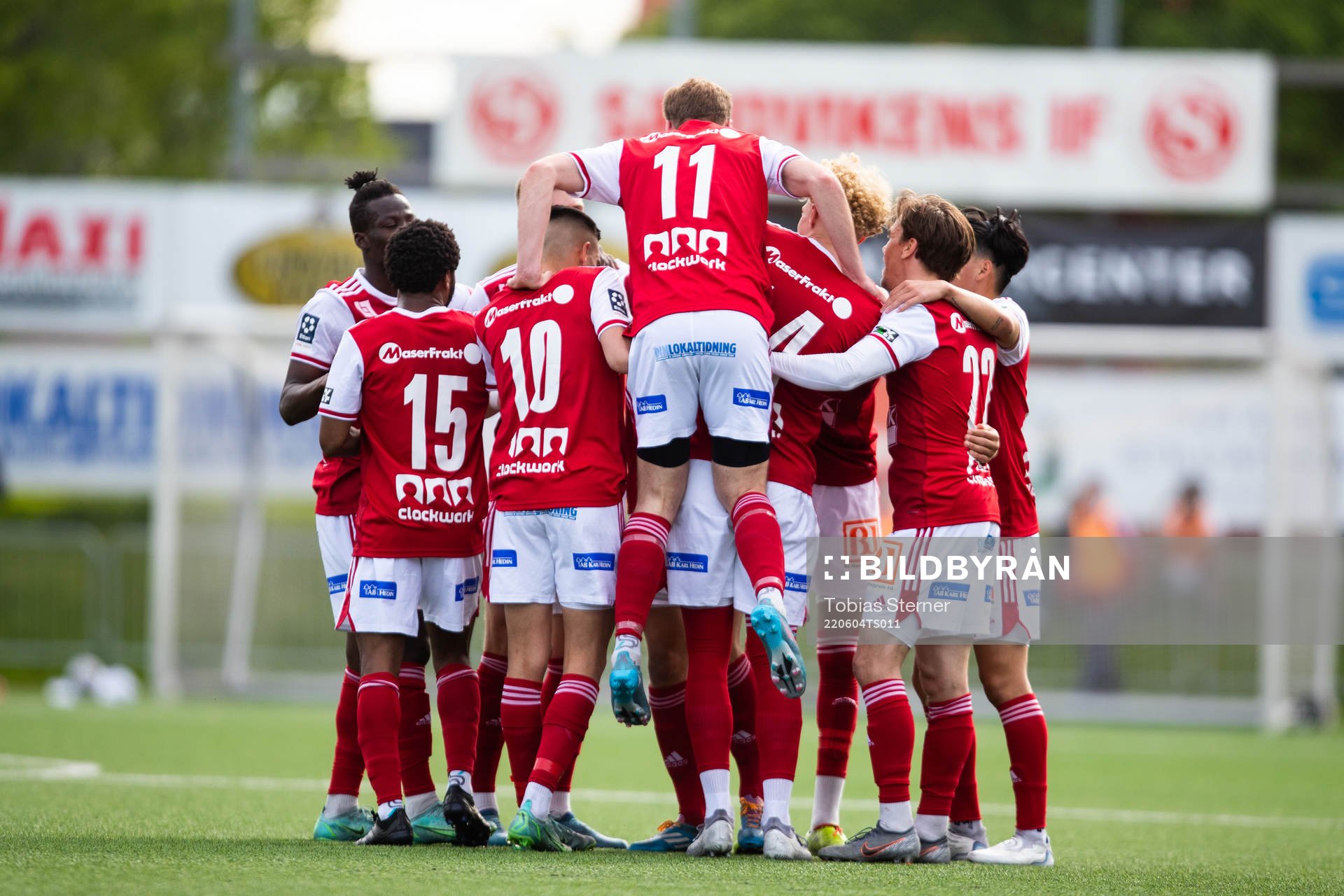 Sandvikens Daniel Söderberg jublar med lagkamrater