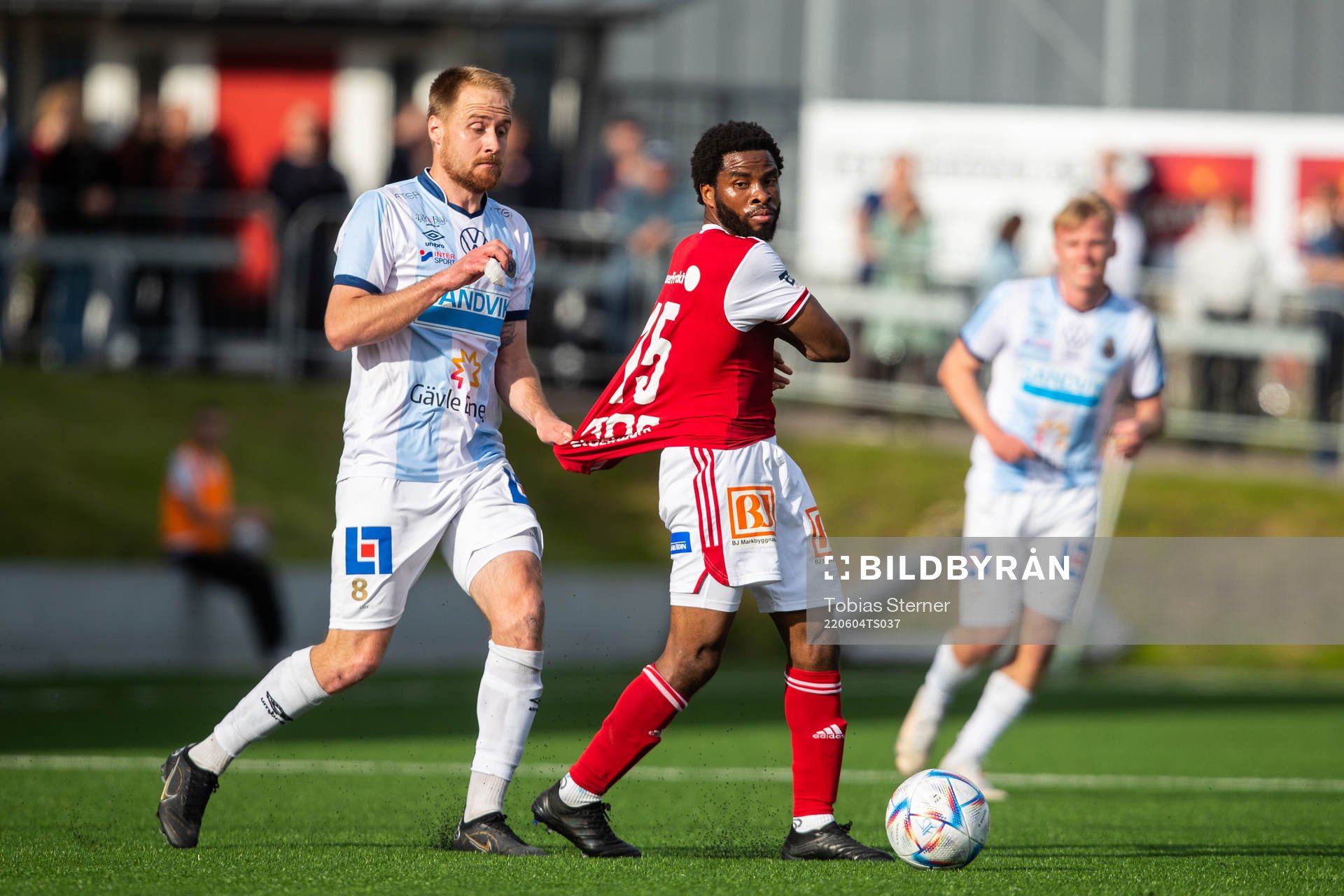 Gefles Oscar Lundin och Sandvikens John Junior Igbarumah