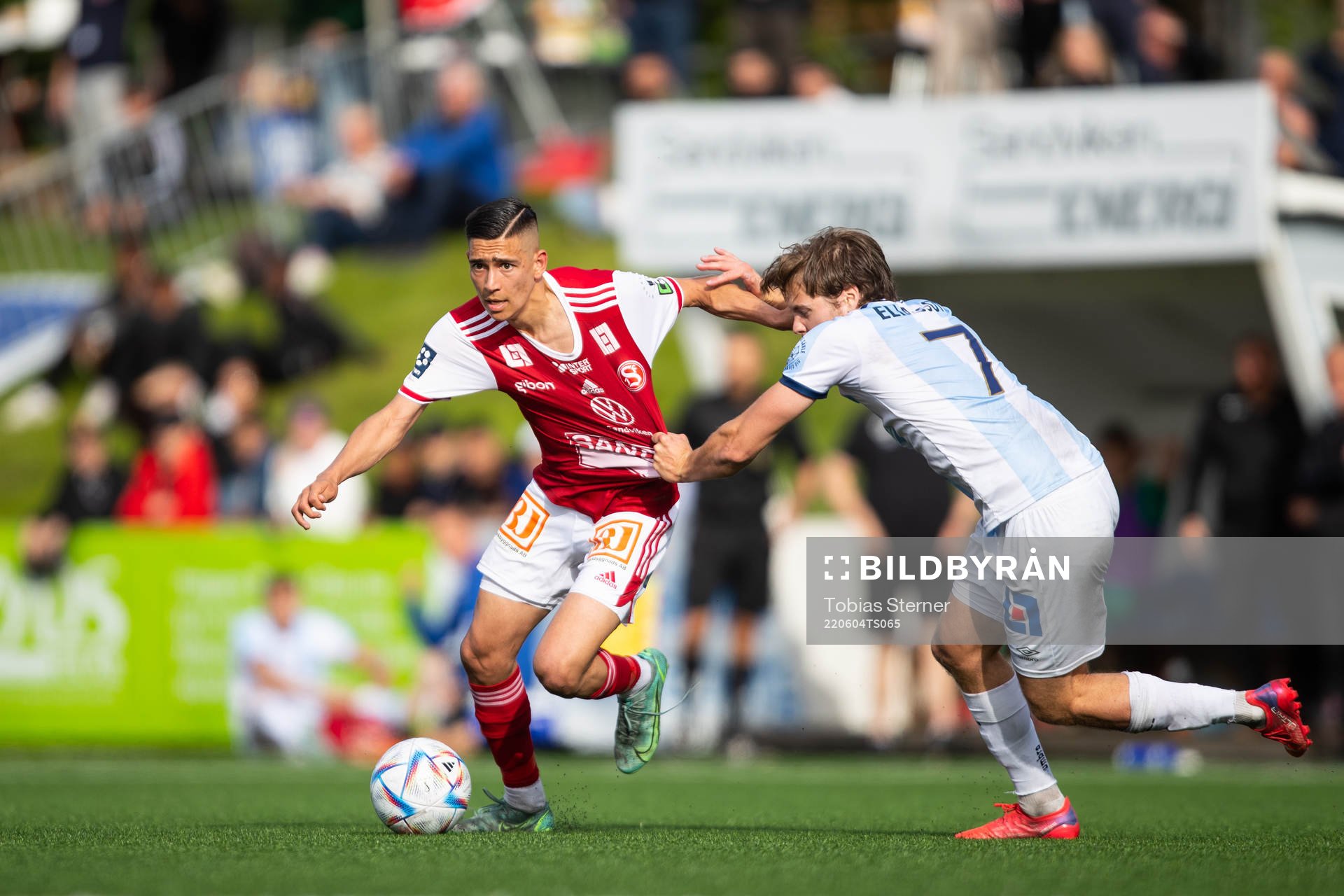 Sandvikens Danilo Al-Saed och Gefles Daniel Eliasson under fotbollsmatchen i Ettan norra mellan Sandviken och Gefle den 4 juni 2022 i Sandviken.