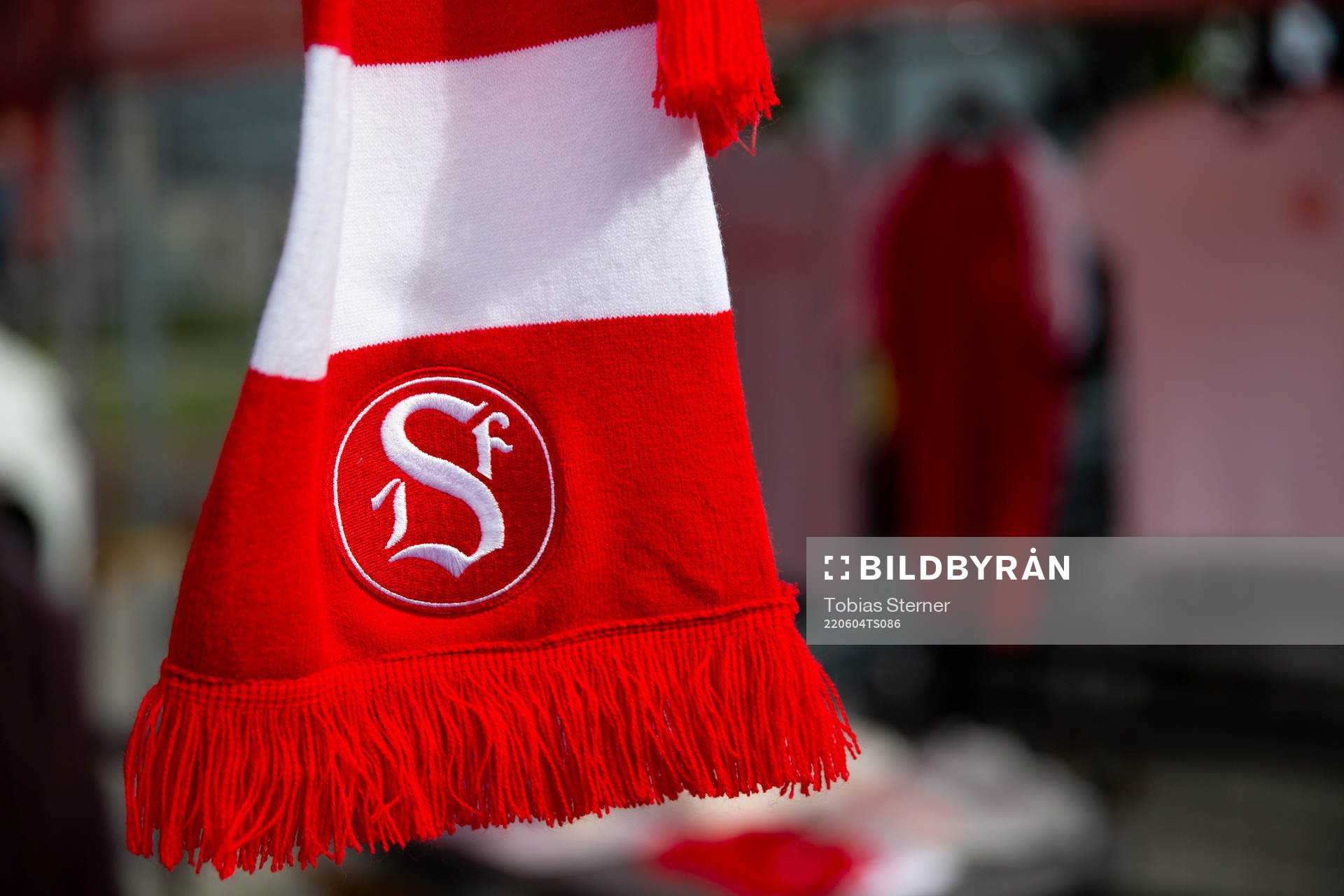 En halsduk med Sandvikens logga inför fotbollsmatchen i Ettan norra mellan Sandviken och Gefle den 4 juni 2022 i Sandviken. 