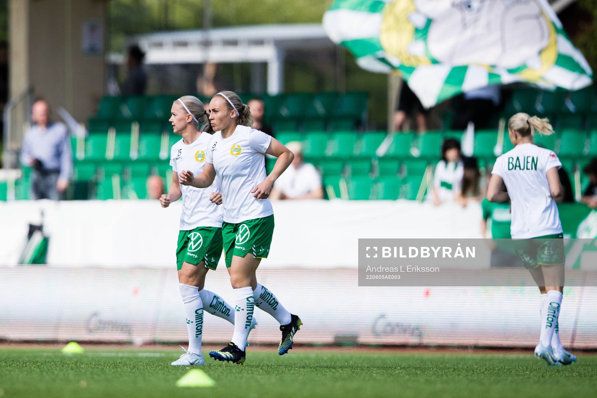 Hammarbys Elsa Karlsson och Ellen Gibson värmer upp