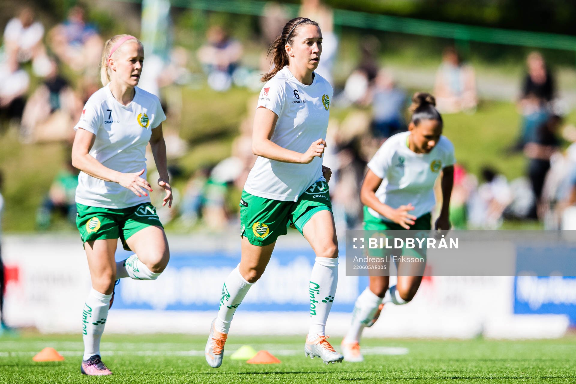 Hammarbys Adelina Engman och Fanny Hjelm värmer upp