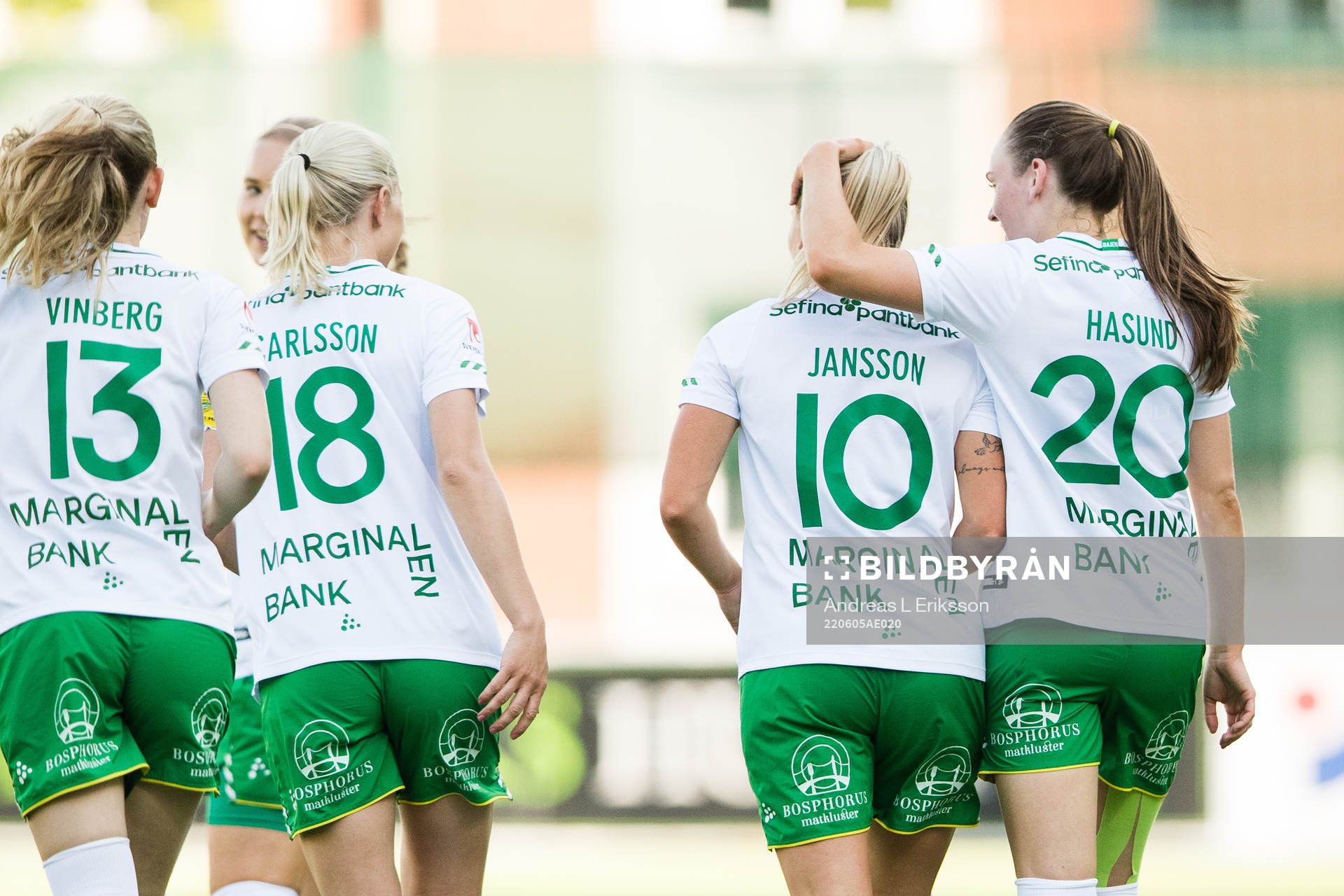 Hammarbys Emma Jansson klappar om av Vilde Hasund