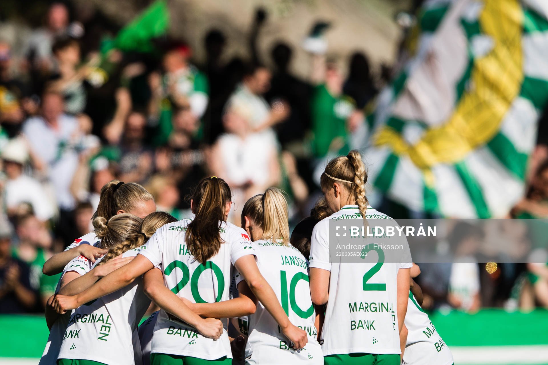 Hammarbys spelare jublar efter 1-0 av Courtney Nevin (ej i bild) under fotbollsmatchen i Damallsvenskan mellan Hammarby och AIK den 5 juni 2022 i Stockholm.