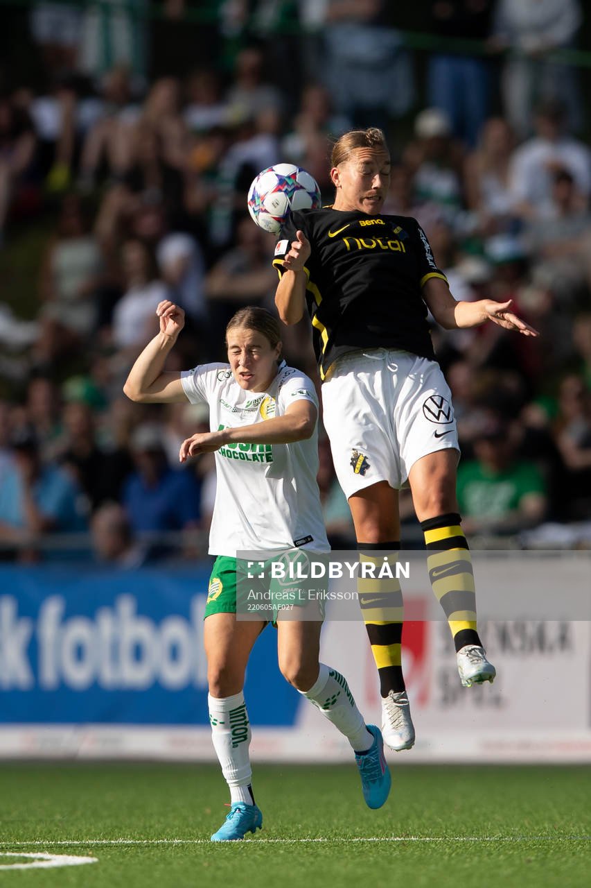 Hammarbys Courtney Nevin och AIK:s Jenny Danielsson under fotbollsmatchen i Damallsvenskan mellan Hammarby och AIK den 5 juni 2022 i Stockholm.