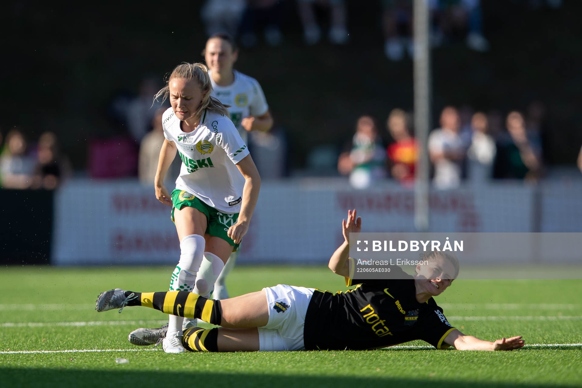 Hammarbys Matilda Vinberg och AIK:s Linda Hallin under fotbollsmatchen i Damallsvenskan mellan Hammarby och AIK den 5 juni 2022 i Stockholm.