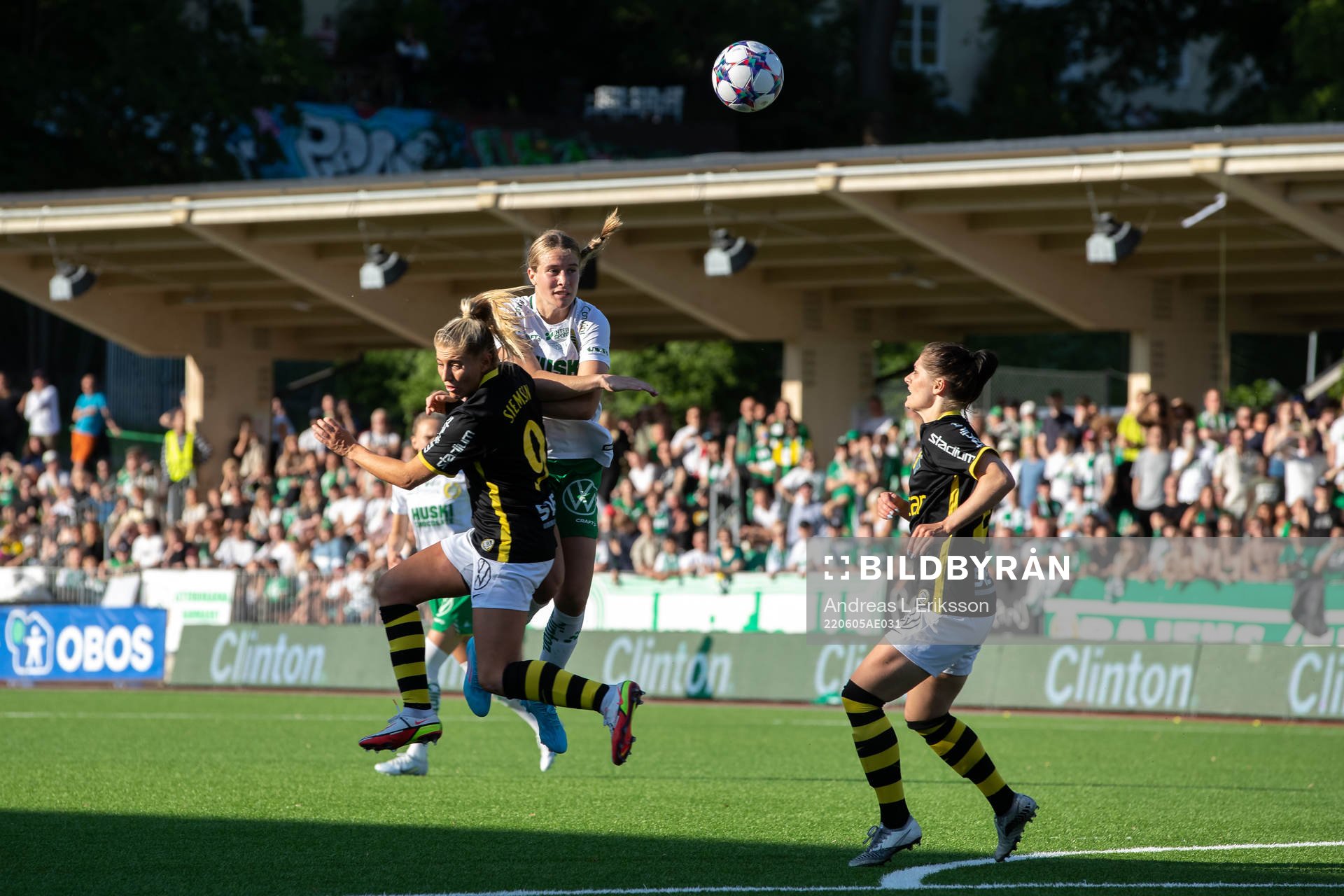 s Remy Siemsen och Hammarbys Courtney Nevin