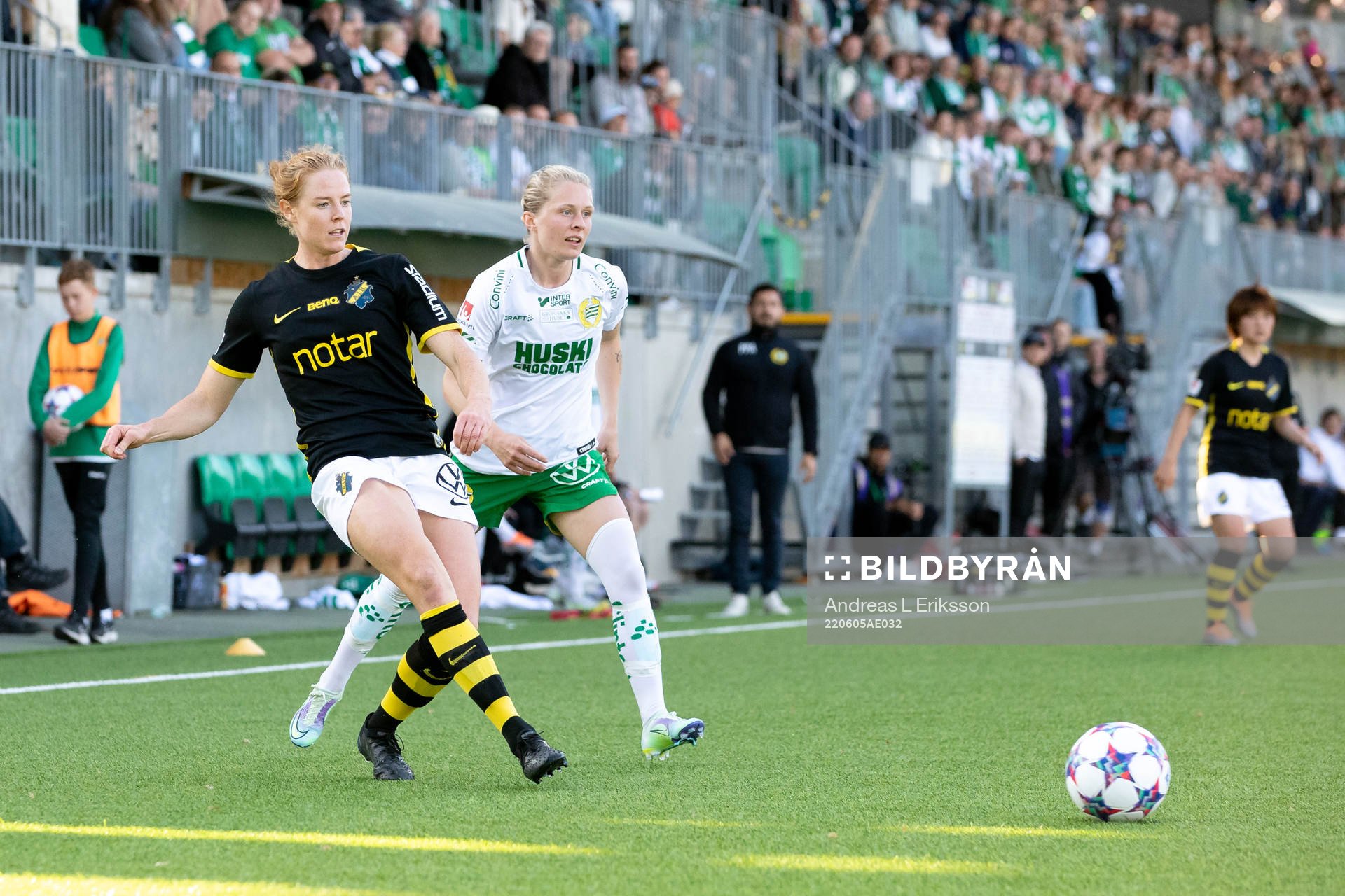 AIK:s Sara Nordin och Hammarbys Emilia Larsson under fotbollsmatchen i Damallsvenskan mellan Hammarby och AIK den 5 juni 2022 i Stockholm.
