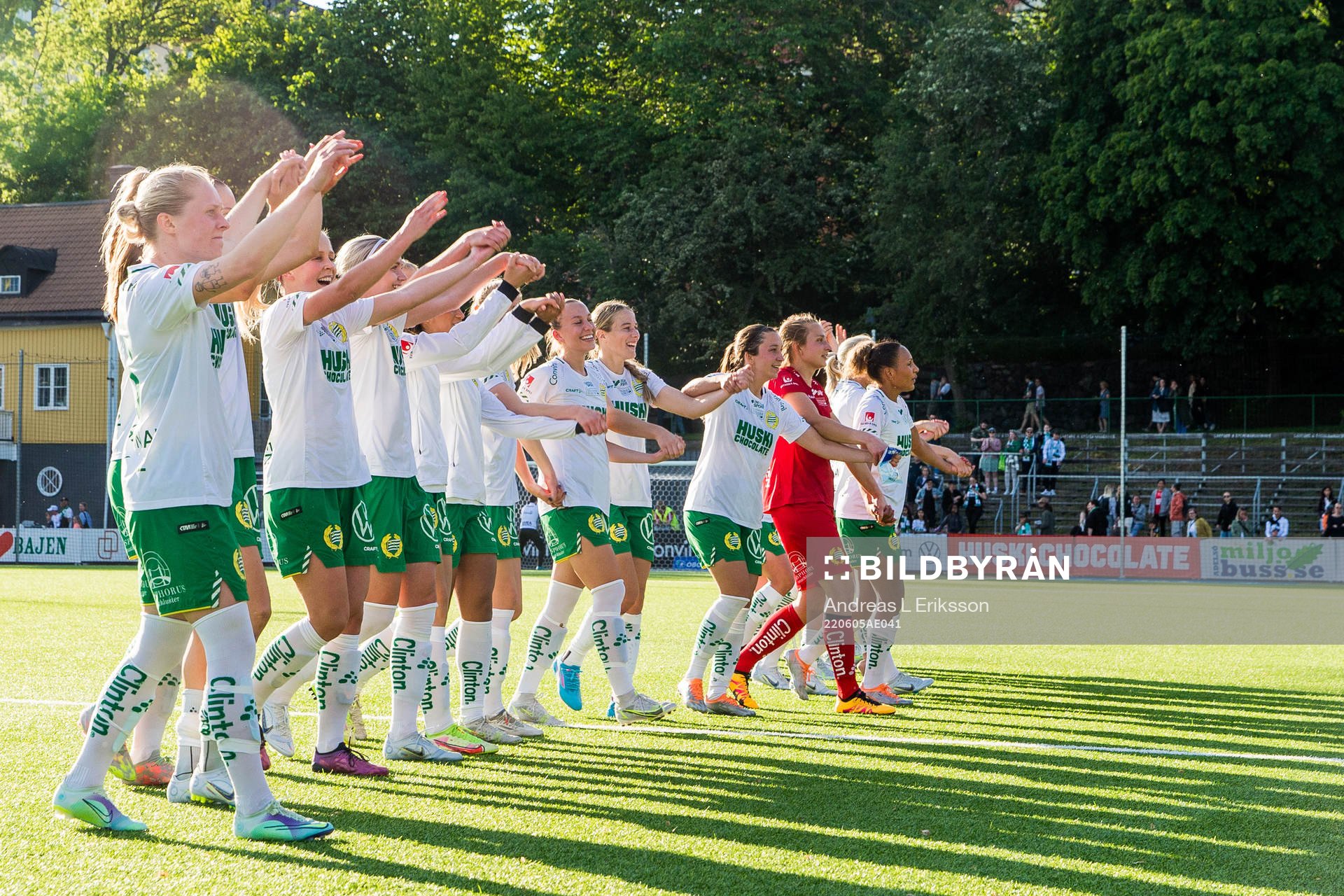 Hammarbys spelare tackar publiken efter fotbollsmatchen i Damallsvenskan mellan Hammarby och AIK den 5 juni 2022 i Stockholm. 