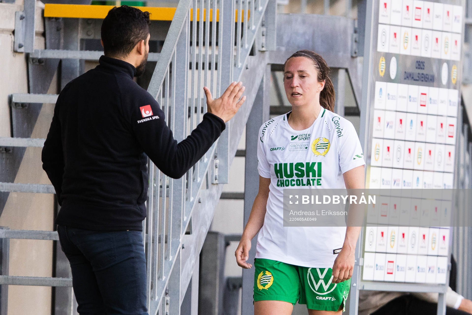 Hammarbys tränare Pablo Pinones-Arce och Hammarbys Fanny Hjelm under fotbollsmatchen i Damallsvenskan mellan Hammarby och AIK den 5 juni 2022 i Stockholm.