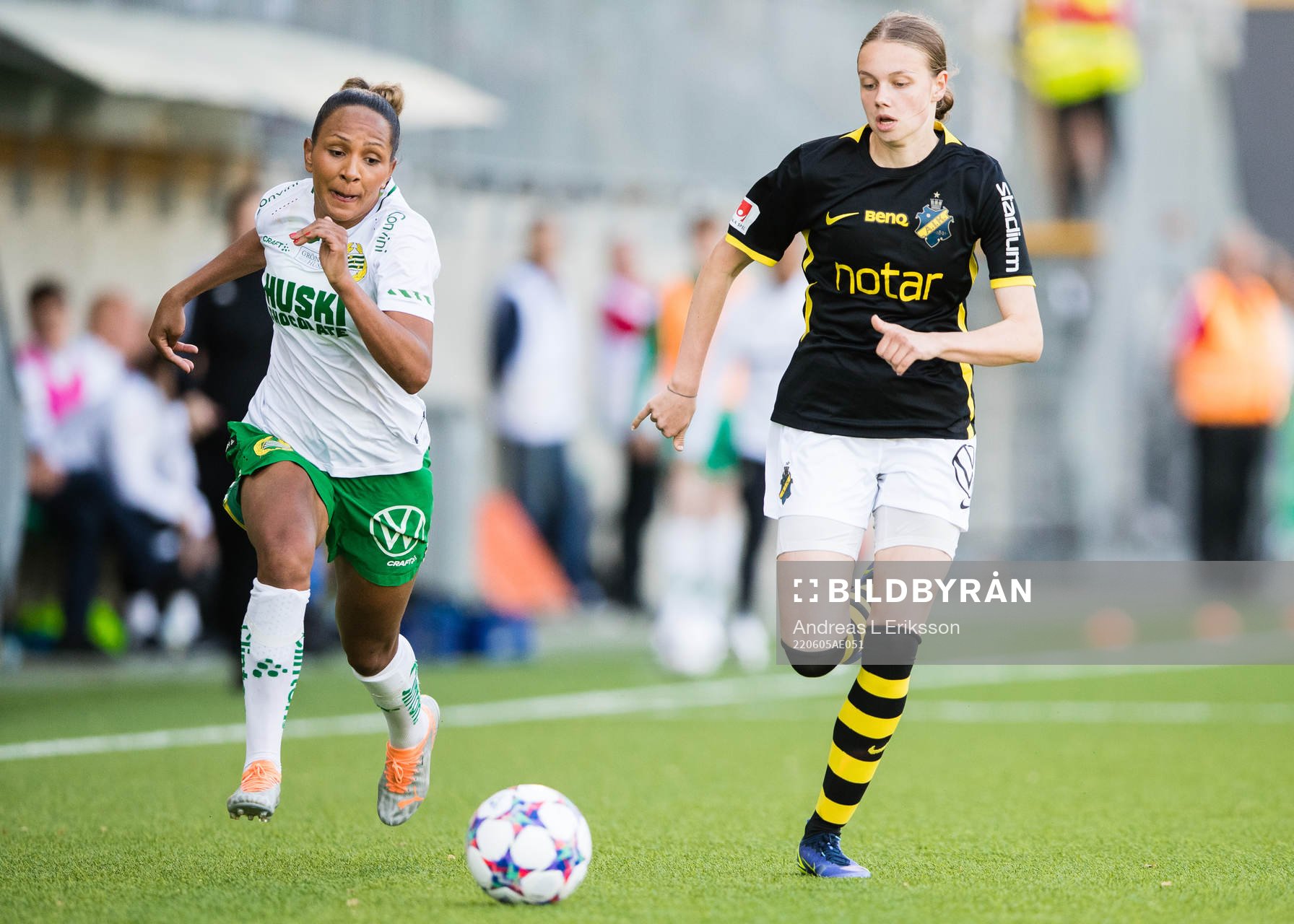 Hammarbys Madelen Janogy och AIK:s Hedda Johansson under fotbollsmatchen i Damallsvenskan mellan Hammarby och AIK den 5 juni 2022 i Stockholm.