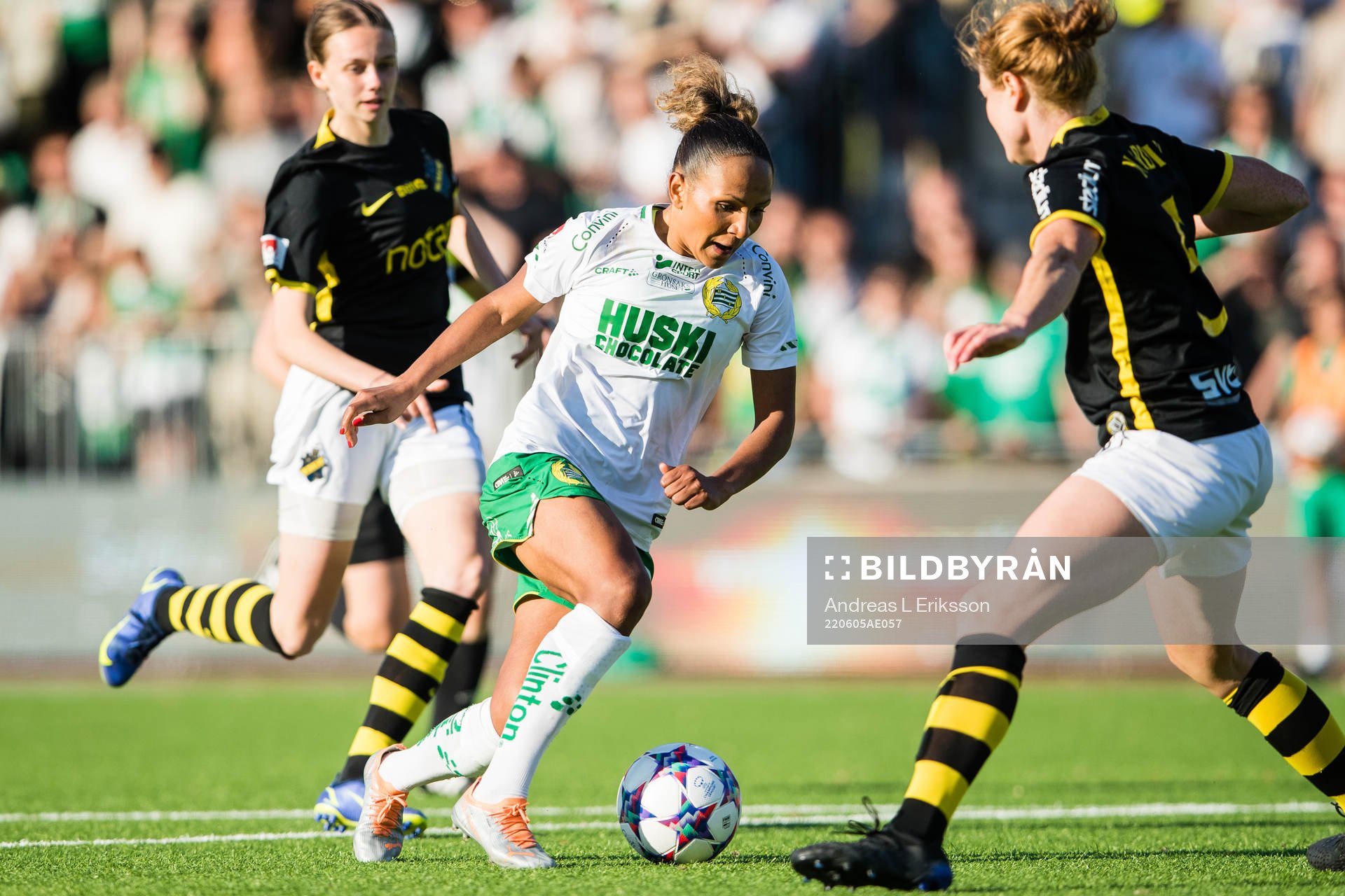 Hammarbys Madelen Janogy utmanar AIK:s Sara Nordin under fotbollsmatchen i Damallsvenskan mellan Hammarby och AIK den 5 juni 2022 i Stockholm. 